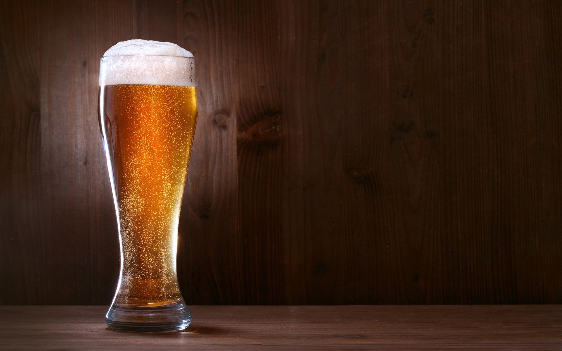 Weizenbier, Weizenbierglas, Schaumkrone, Holzwand, Dunkler Hintergrund, Full HD Wallpaper