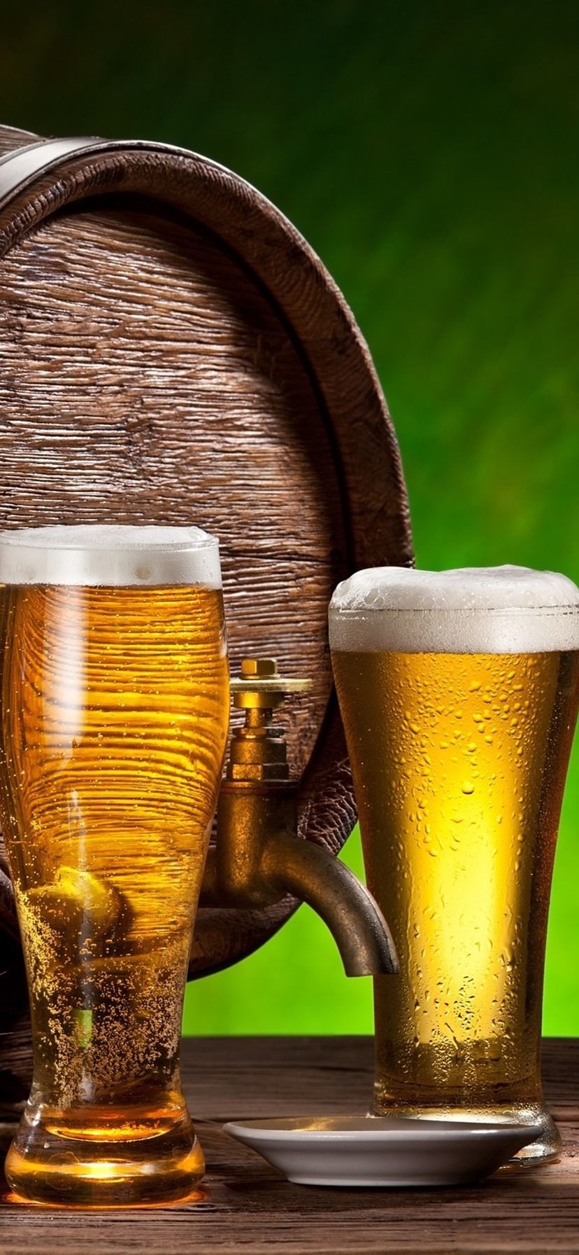 Holzfass, Biergläser, Grüner Hintergrund, Fassbier, Stillleben, Sperrbildschirm fürs iPhone