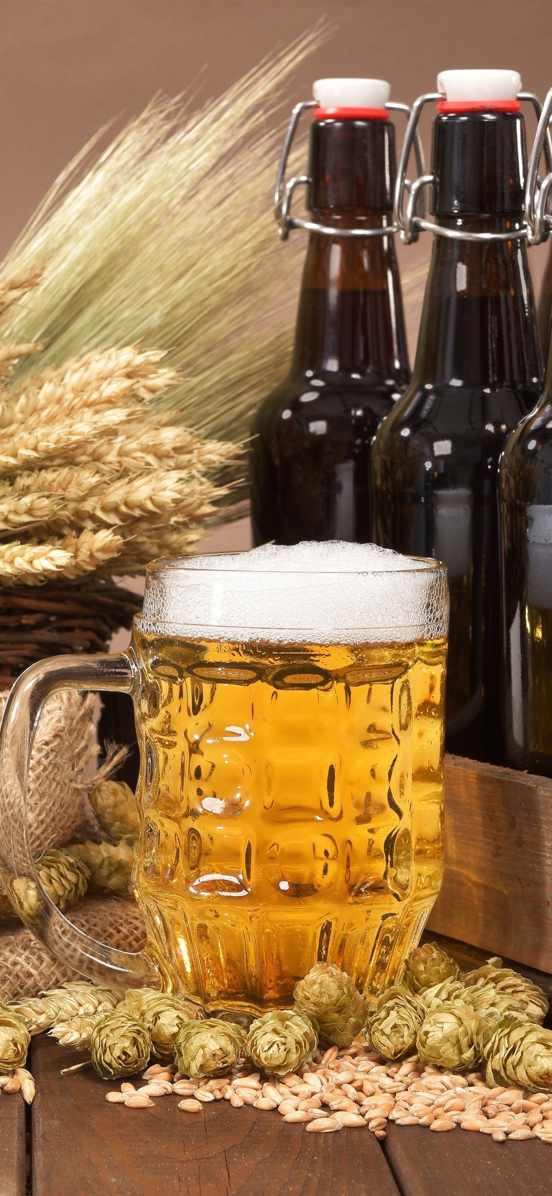 Bügelflaschen, Bierkrug, Weizenähren, Hopfendolden, Stillleben, Full HD, Handy-Hintergrundbild