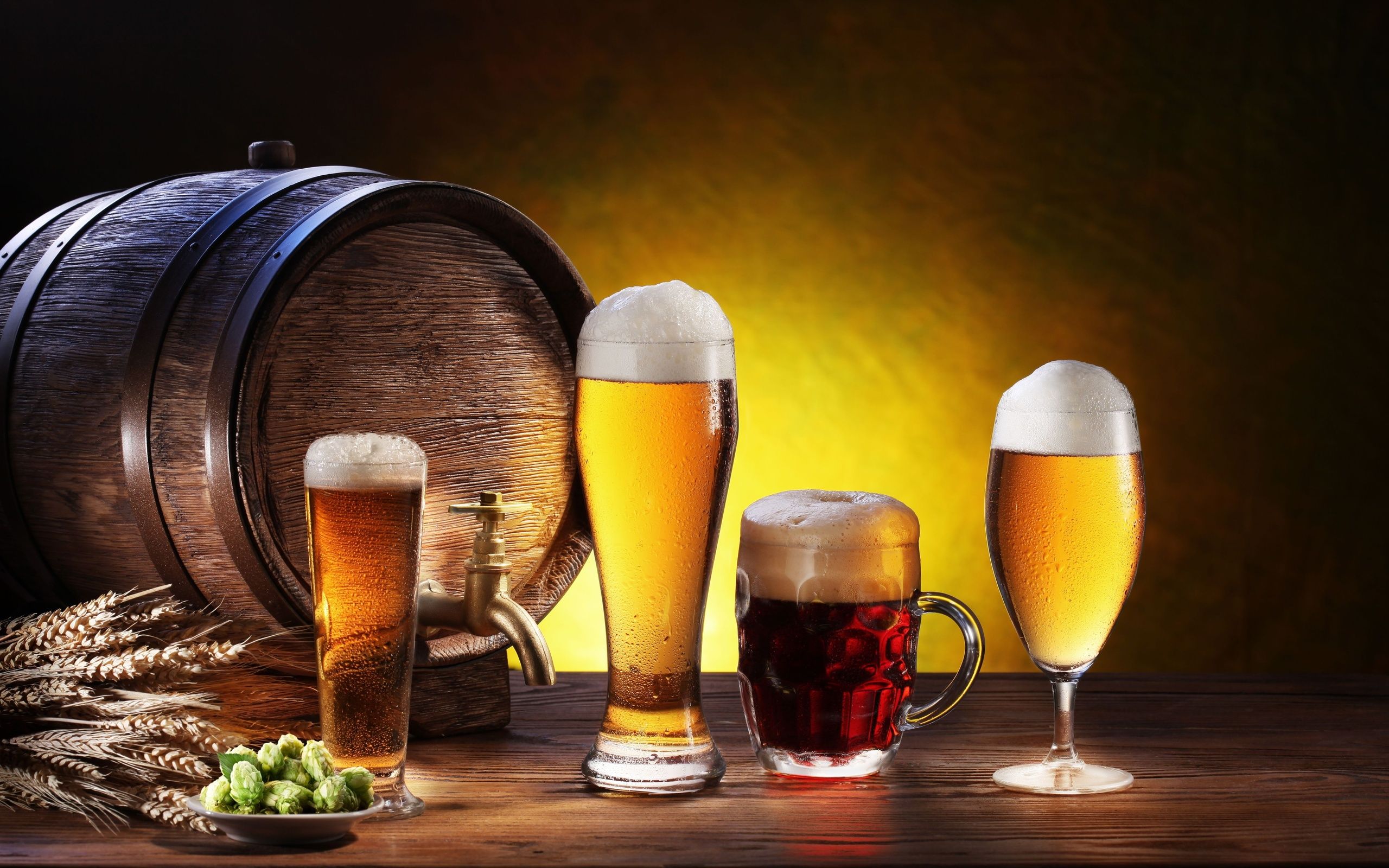 Bierfass, Biersorten, Dunkles Bier, Hopfen, Gerste, Holztisch, 2K, PC-Hintergrundbild
