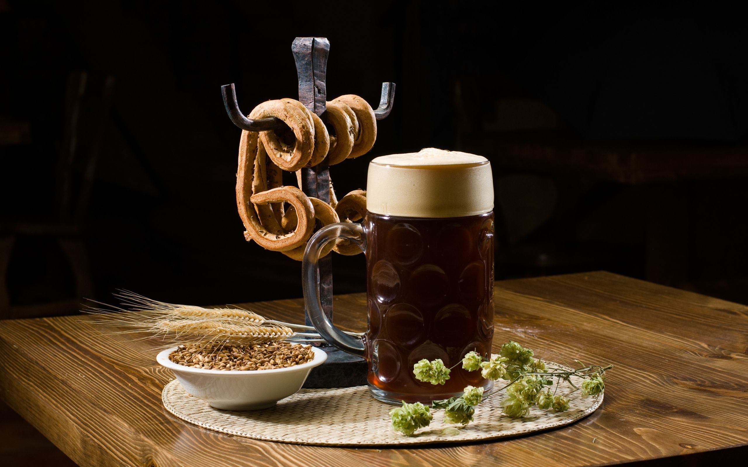 Bierkrug, Brezeln, Brezelständer, Hopfen, Holztisch, Bayerisch, 2K, Desktop-Hintergrund