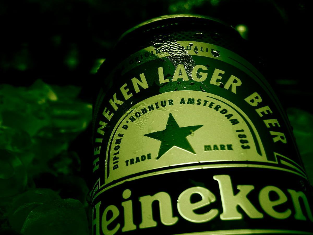 Heineken, Lager Beer, Bierflasche, Logo, Roter Stern, Grün, Hintergrundbild fürs iPad
