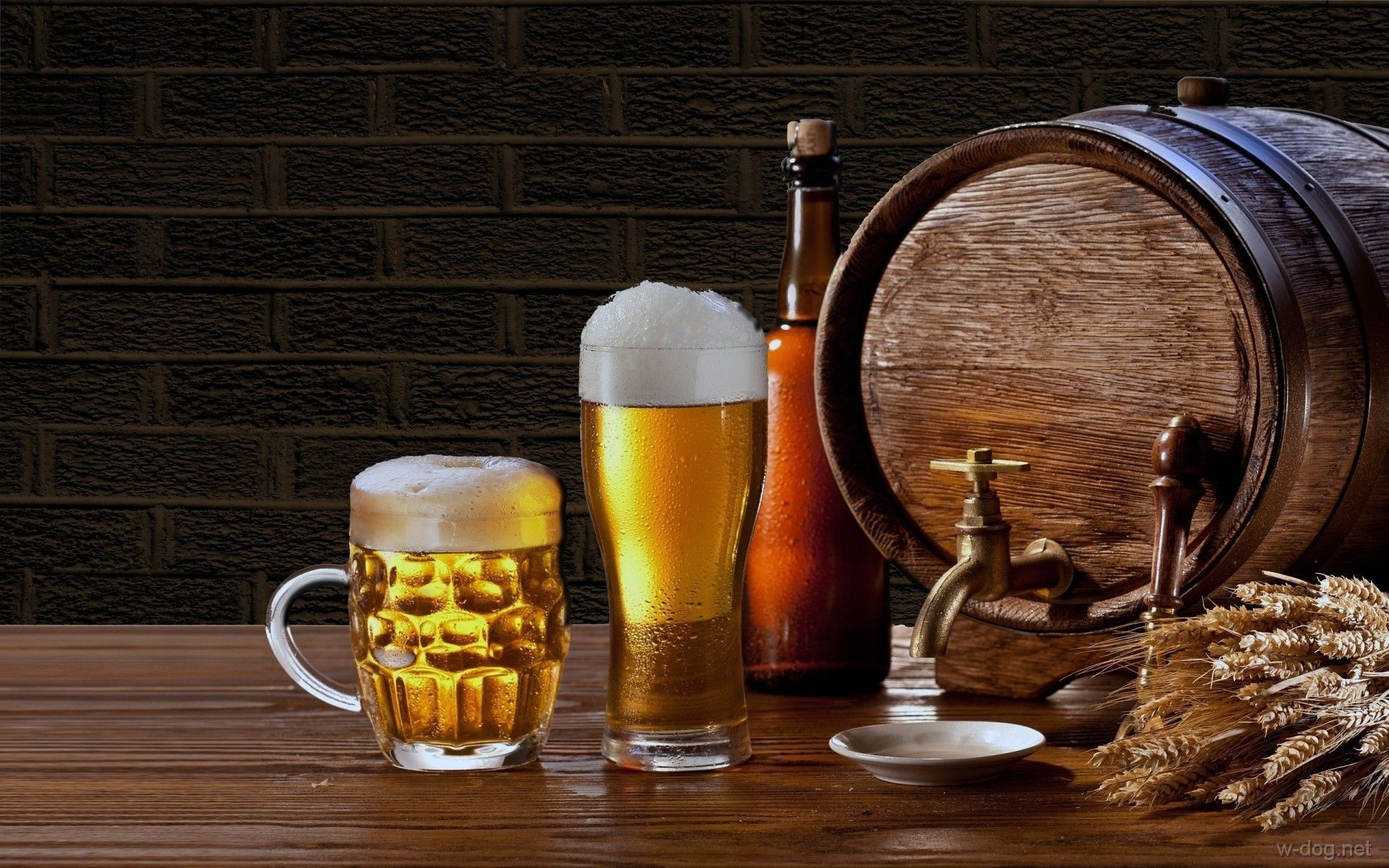 Holzfass, Zapfhahn, Biergläser, Bierflasche, Weizenähren, Backsteinwand, Full HD, MacBook-Hintergrundbild