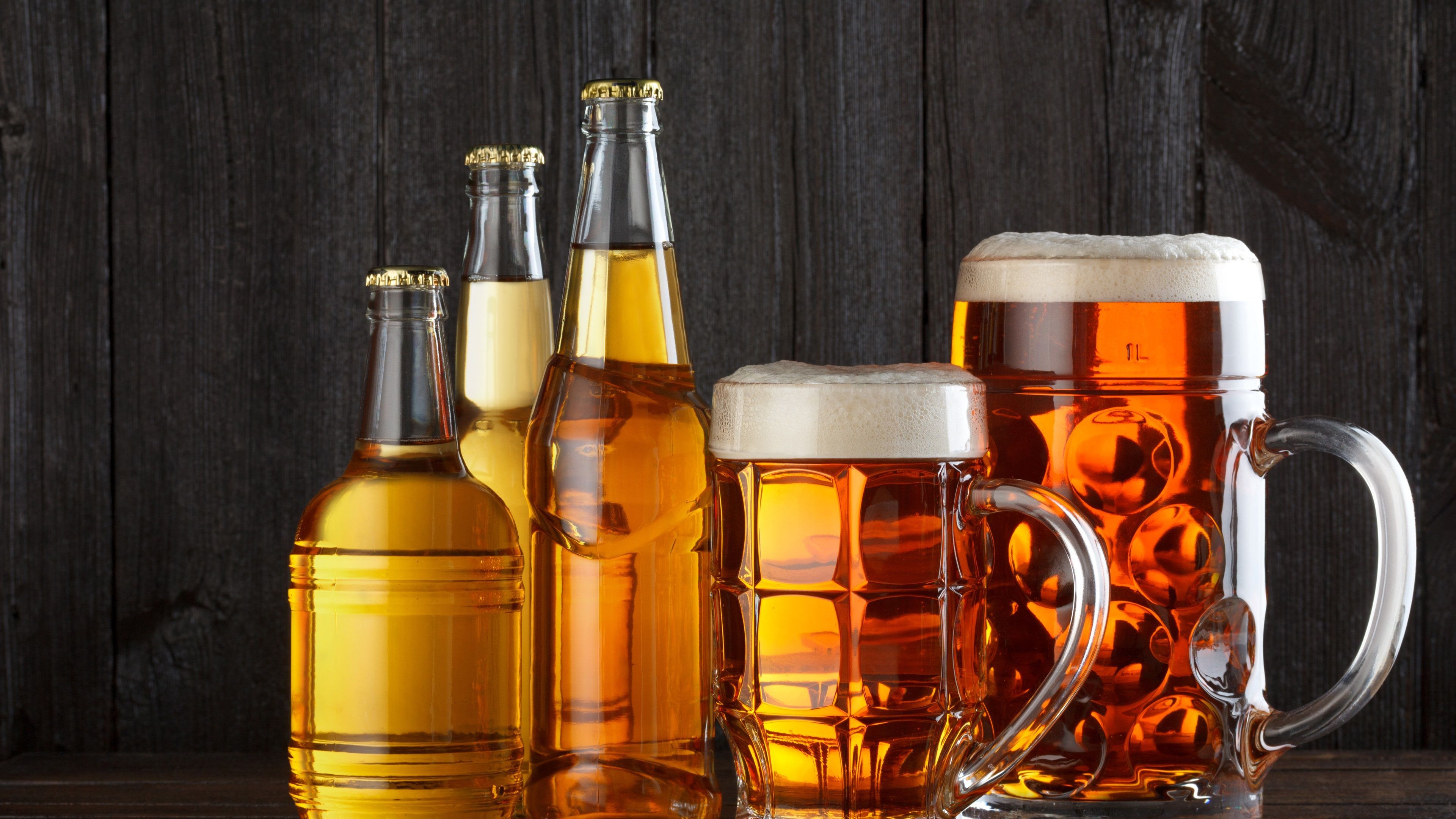 Bierflaschen, Maßkrug, Biergläser, Helles Bier, Holzwand, 3840x2160, Desktop-Hintergrund