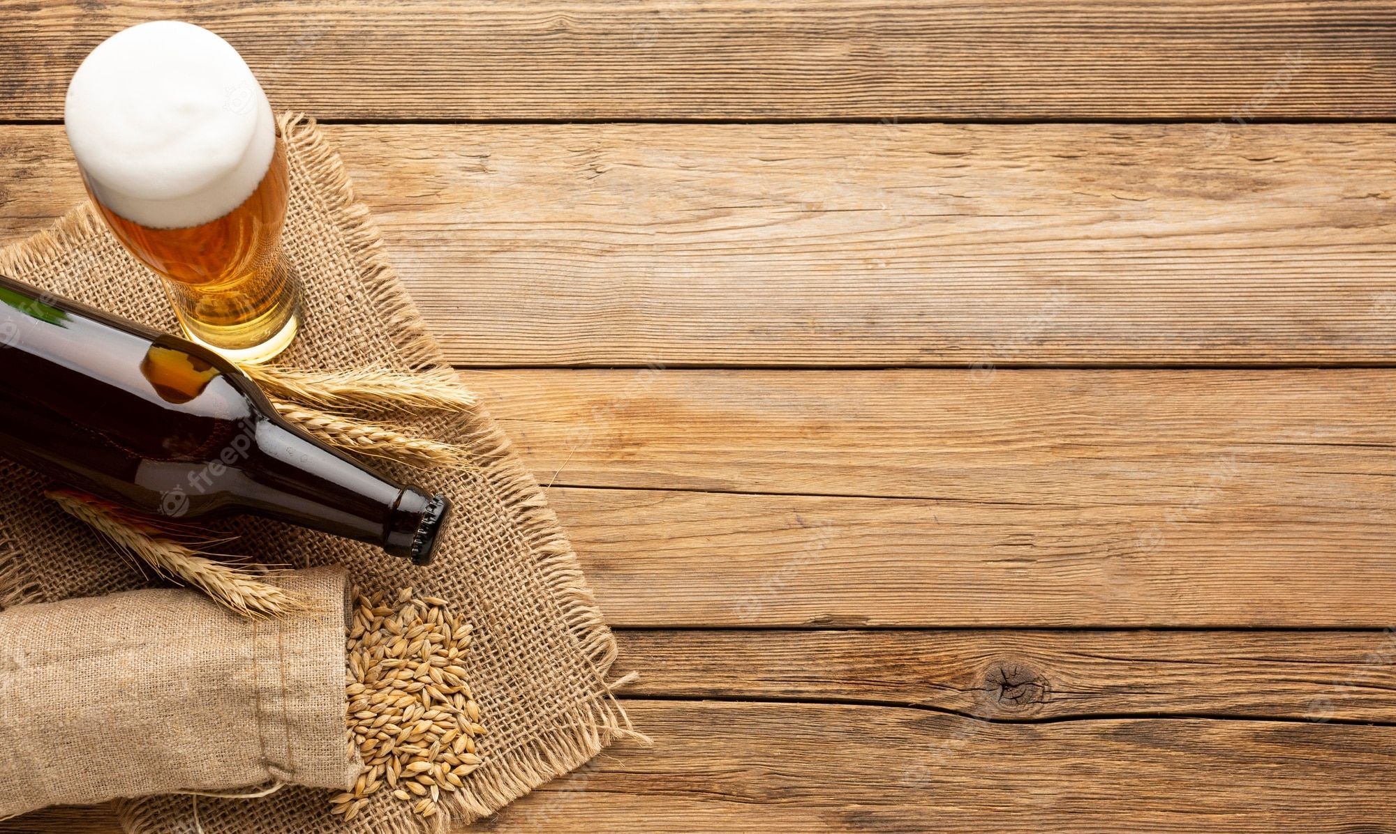 Bierflasche, Bierglas, Holzbretter, Jutesack, Gerste, Draufsicht, Full HD, PC-Hintergrundbild