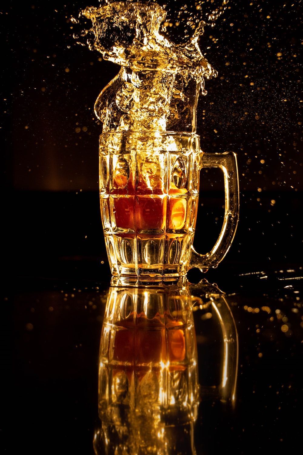 Bierkrug, Spritzer, Schwarzer Hintergrund, Spiegelung, Dynamisch, Sperrbildschirm fürs iPhone