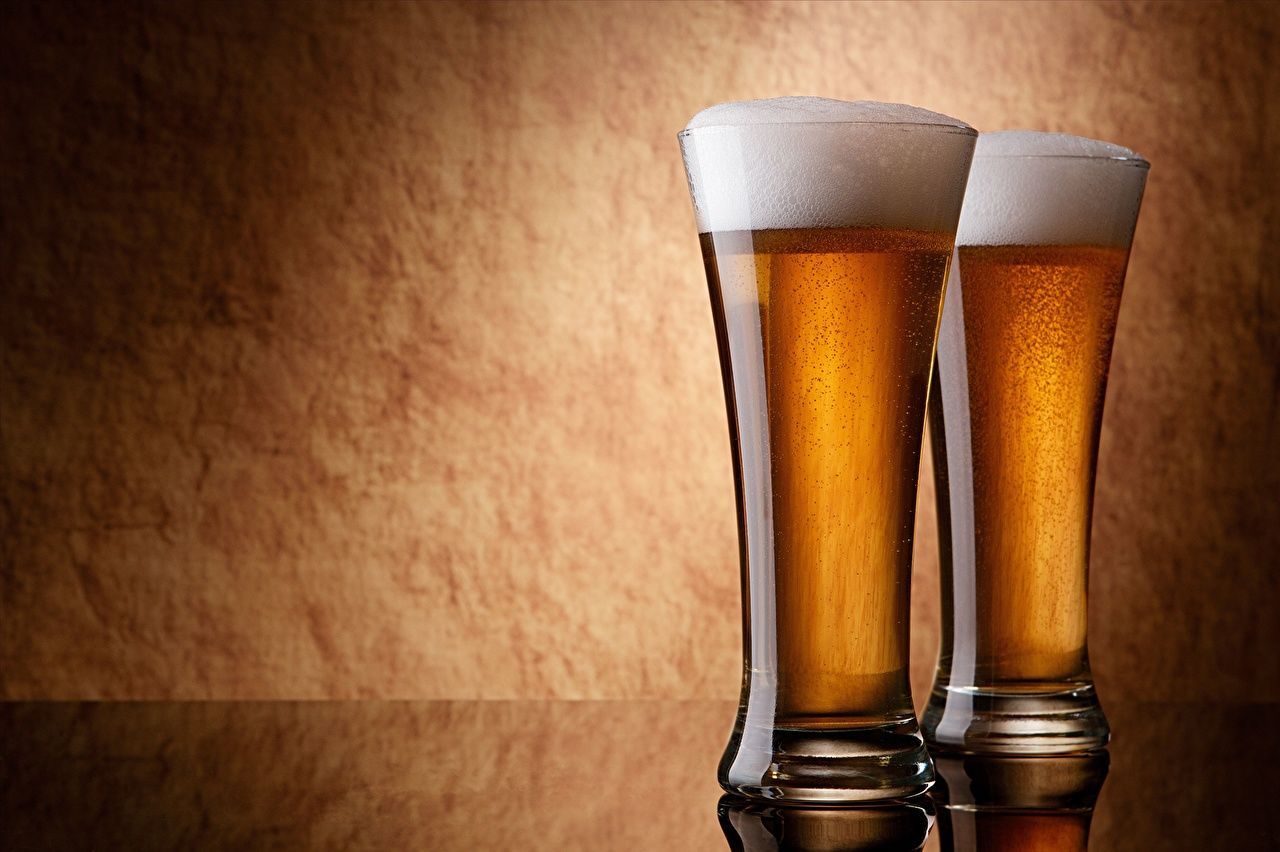 Pilsgläser, Helles Bier, Schaumkrone, Brauner Hintergrund, Paar, HD Wallpaper