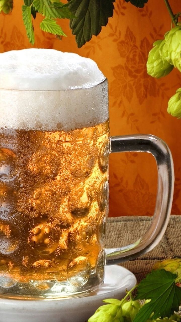 Bierkrug, Schaumkrone, Hopfenranke, Orange Wand, Hochformat, HD, iPhone-Hintergrundbild