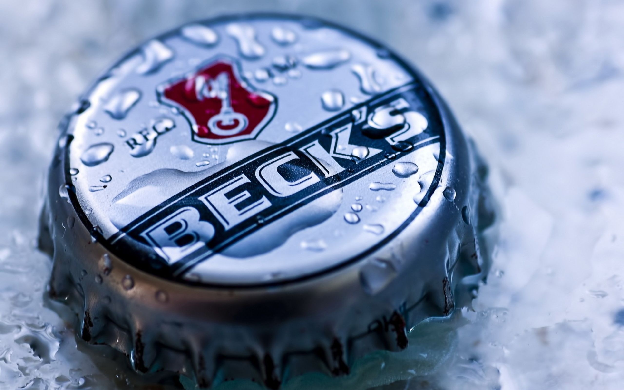 Beck's, Kronkorken, Eis, Wassertropfen, Nahaufnahme, Makro, 2K, Windows-Hintergrundbild