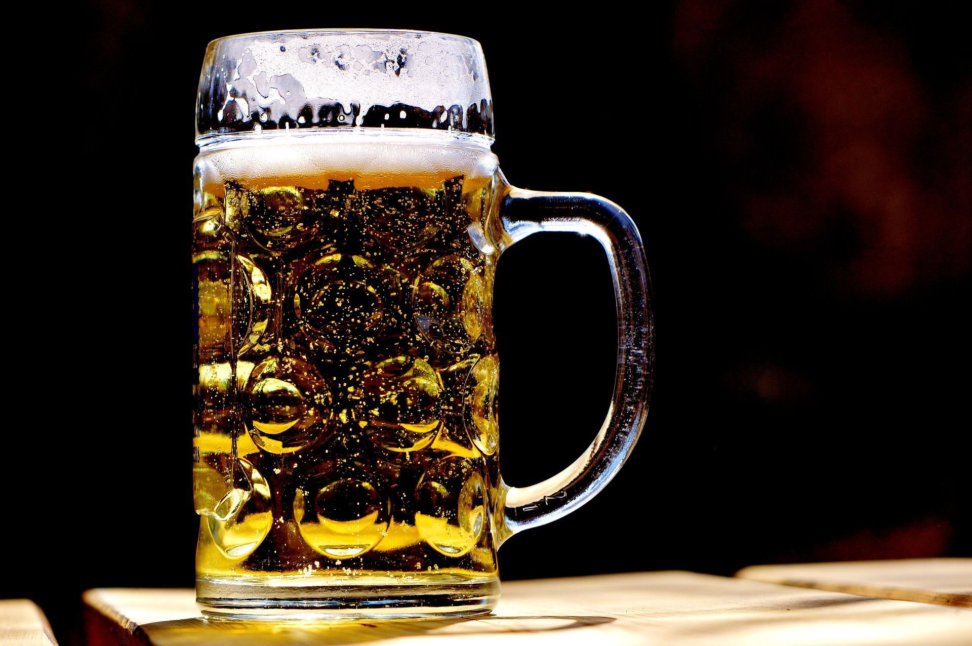 Maßkrug, Helles Bier, Schaumkrone, Schwarzer Hintergrund, Holztisch, Full HD Wallpaper