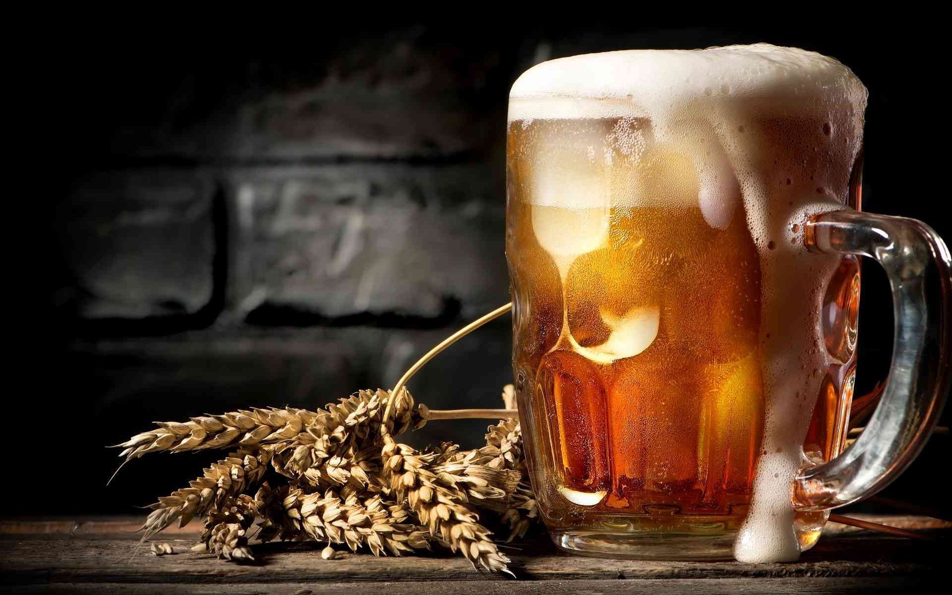 Bierkrug, Überlaufender Schaum, Weizenähren, Backsteinwand, Dunkel, Full HD, Laptop-Hintergrundbild