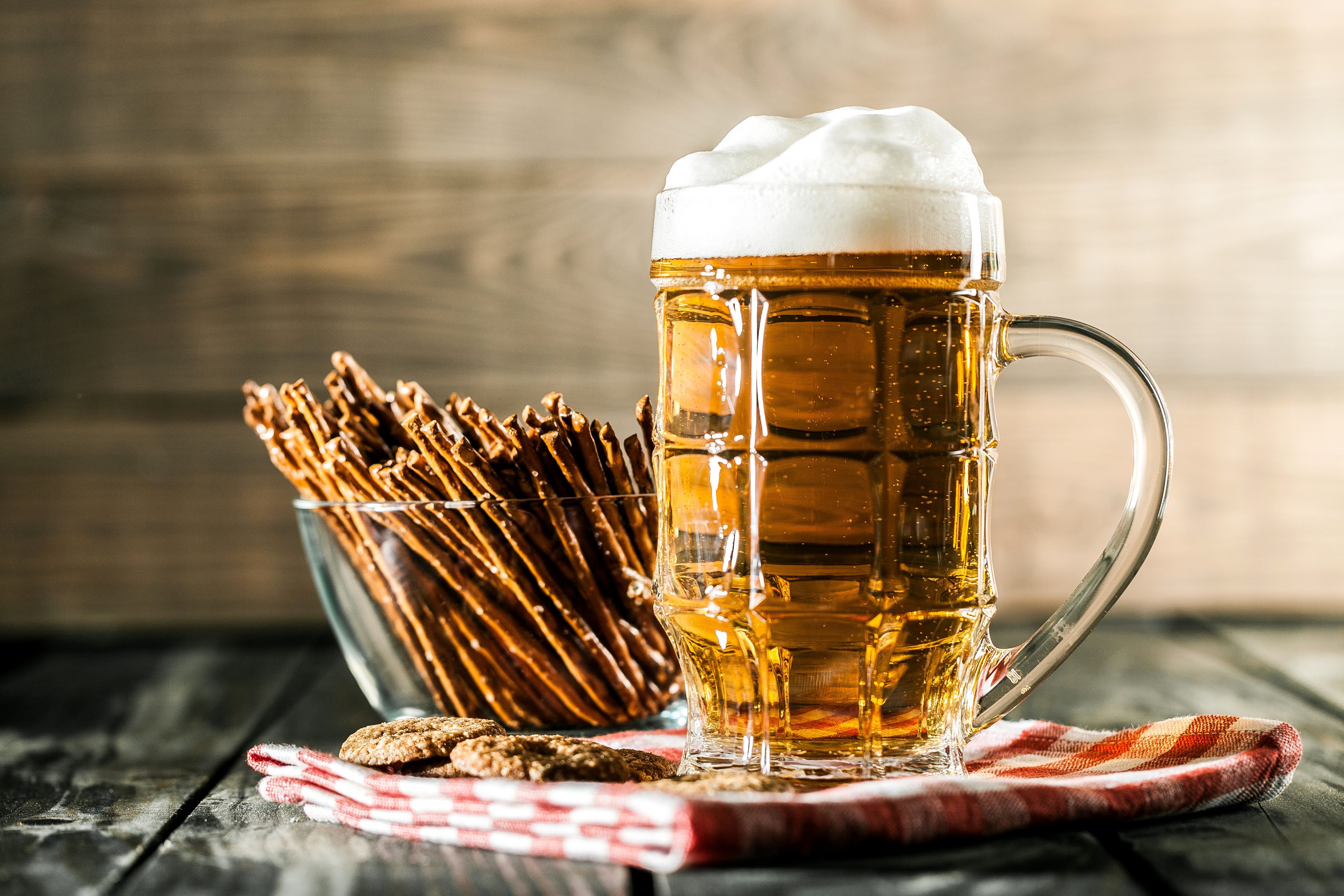 Bierkrug, Salzstangen, Holztisch, Serviette, Snack, 4K, Hintergrundbild für den PC