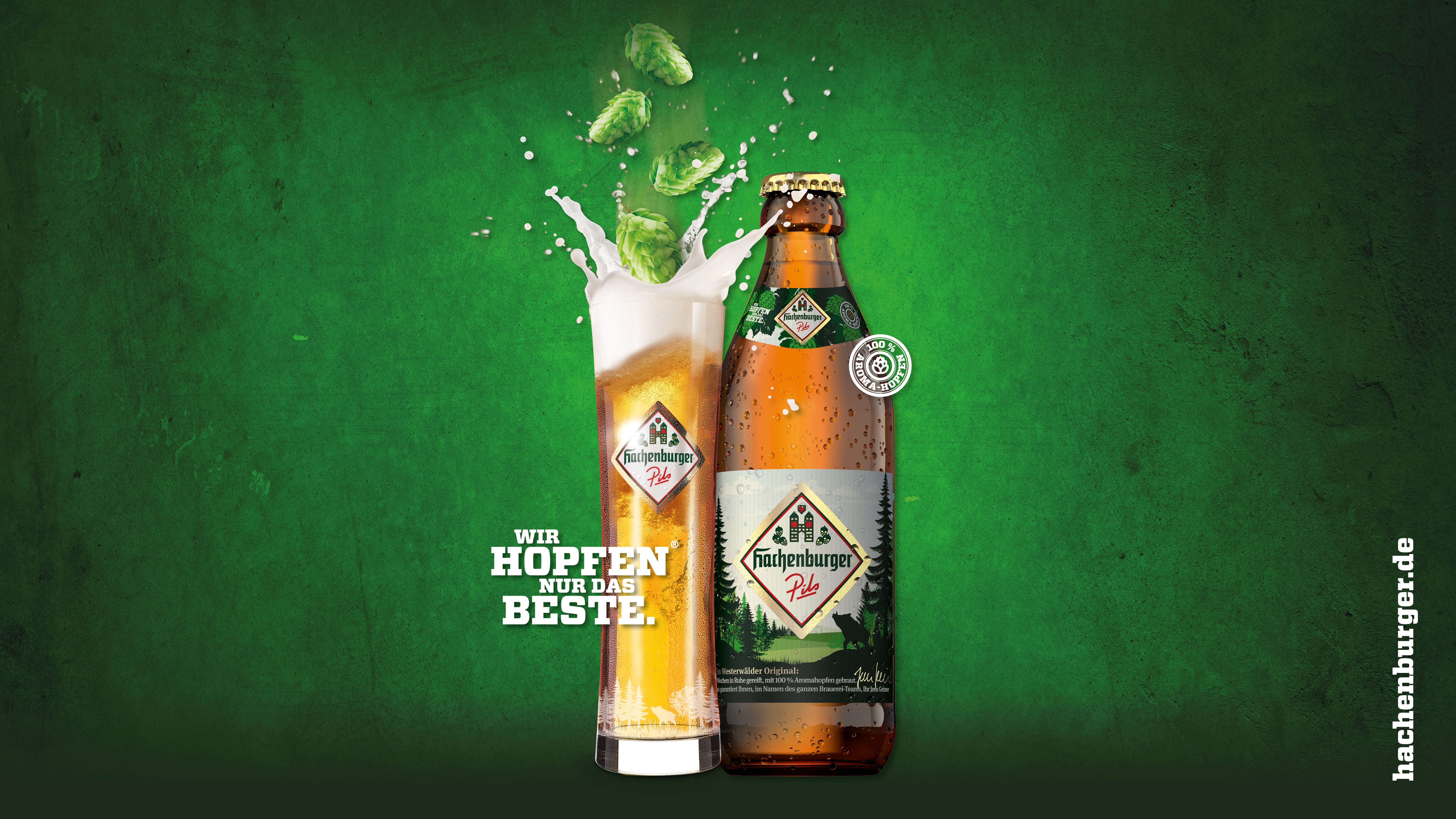 Hachenburger, Hopfen, Bierflasche, Weizenbierglas, Spritzer, Grüner Hintergrund, Werbung, 6K Wallpaper