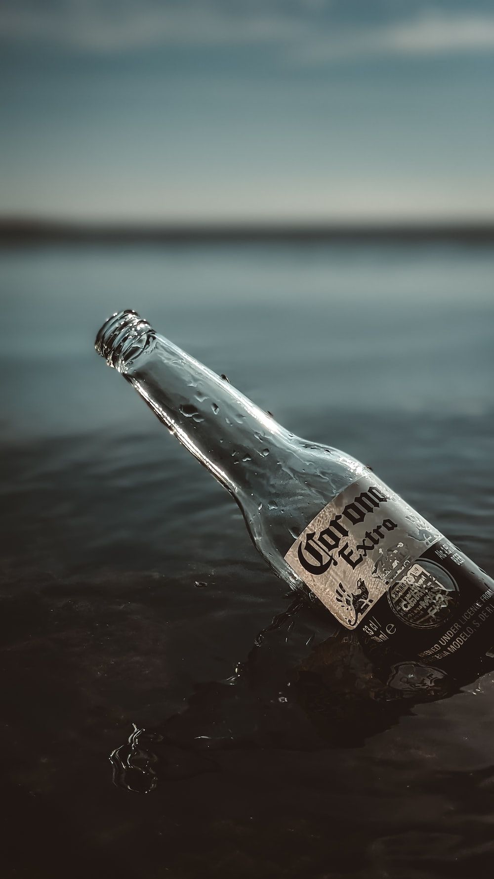 Flaschenpost, Bierflasche, Meer, Wasser, Melancholisch, Hochformat, Android-Hintergrundbild