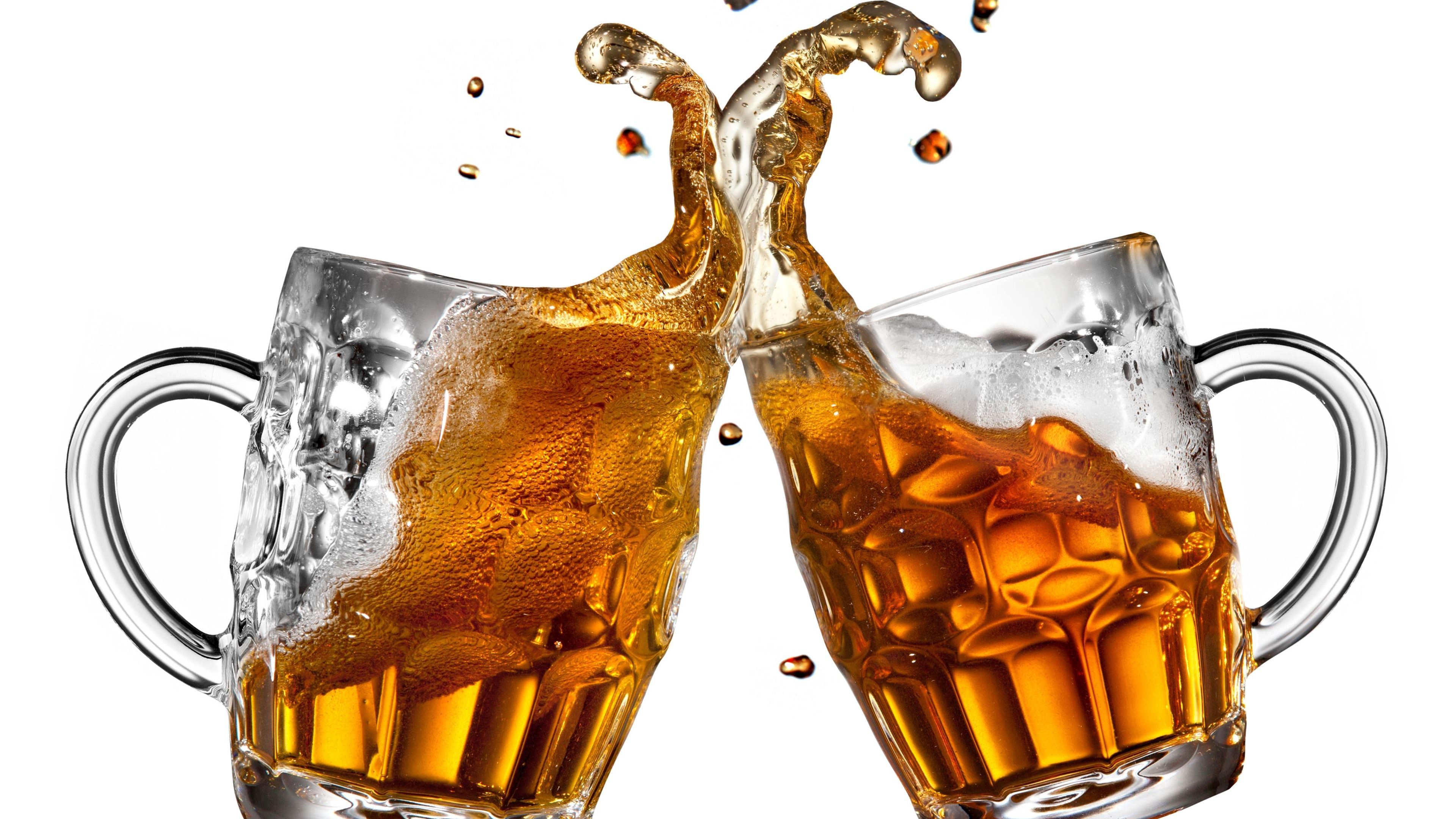 Bierkrüge, Anstoßen, Spritzer, Prost, Weißer Hintergrund, 4K Wallpaper