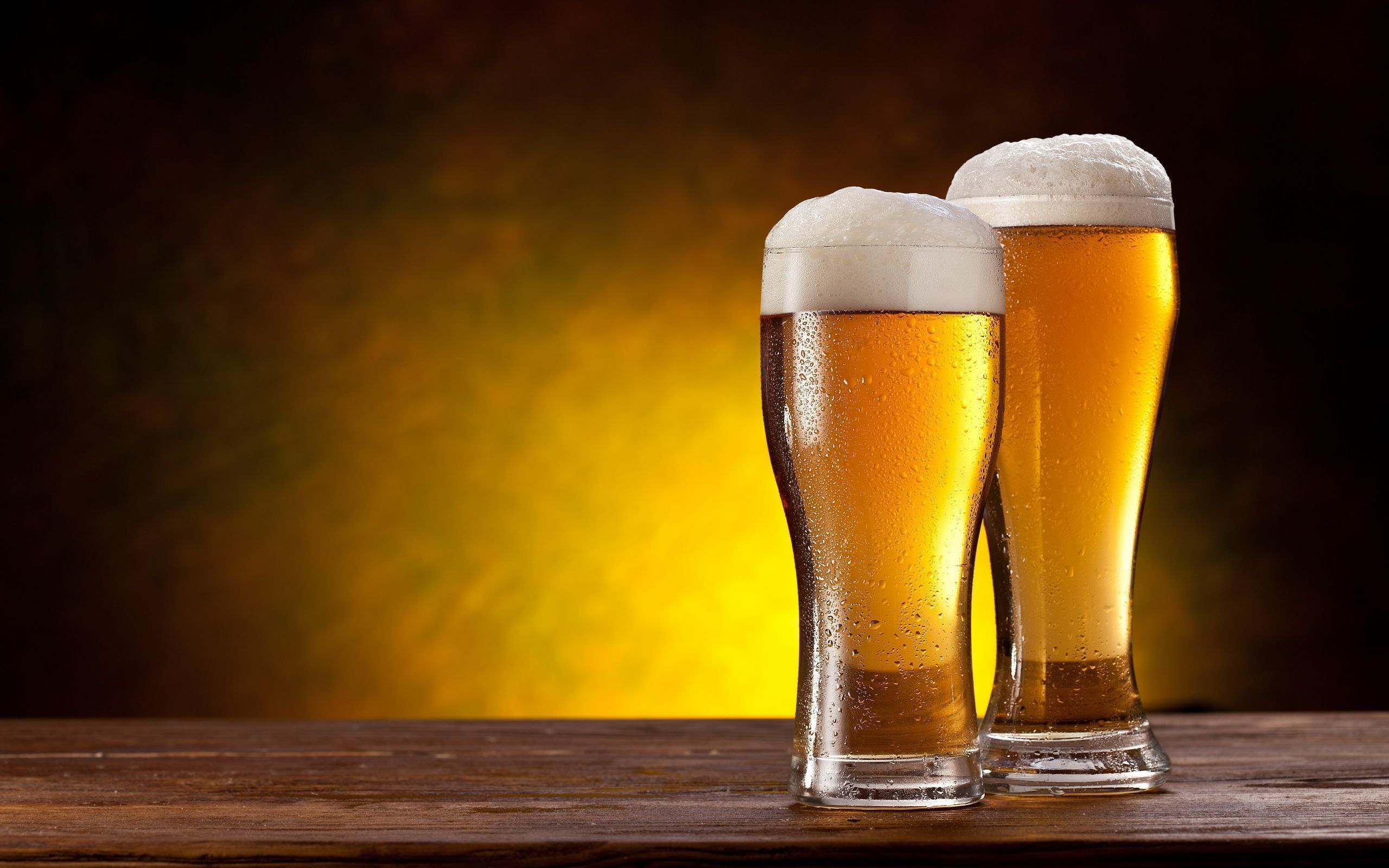 Pilsgläser, Helles Bier, Schaumkrone, Gelber Hintergrund, Holztisch, 2K Wallpaper