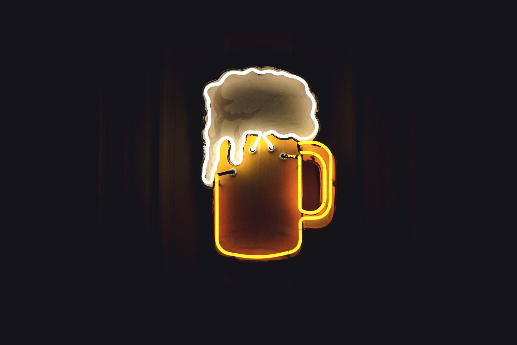 Neon-Bierkrug, Neonschild, Leuchtreklame, Schwarzer Hintergrund, Minimalistisch, HD Wallpaper