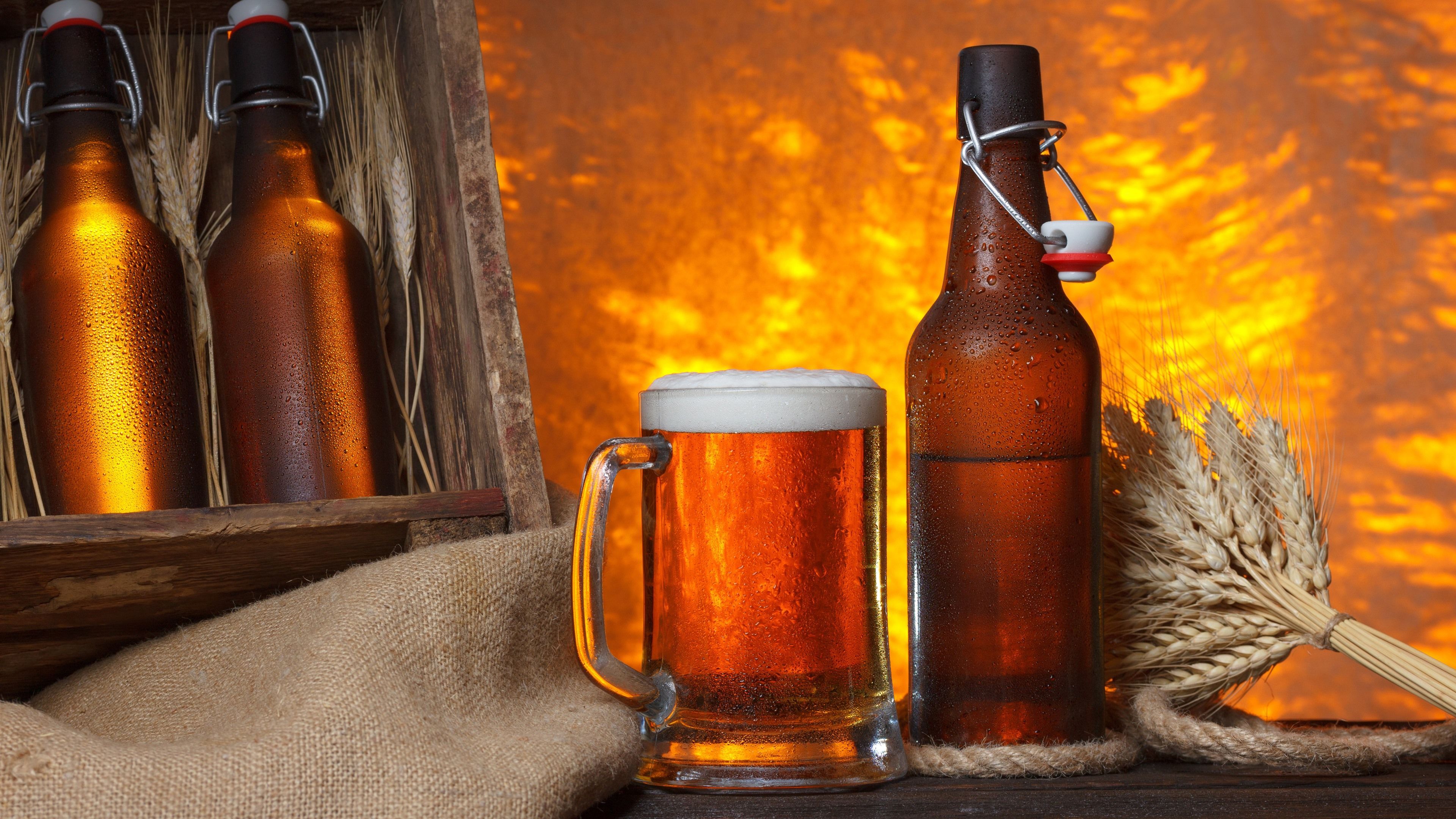 Bügelflasche, Bierkrug, Bierflaschen, Weizenähren, Orange Hintergrund, 4K Wallpaper