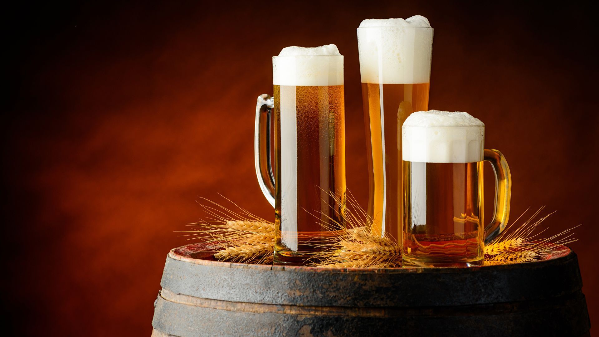 Holzfass, Biergläser, Schaumkrone, Weizenähren, Dunkelroter Hintergrund, Full HD Wallpaper