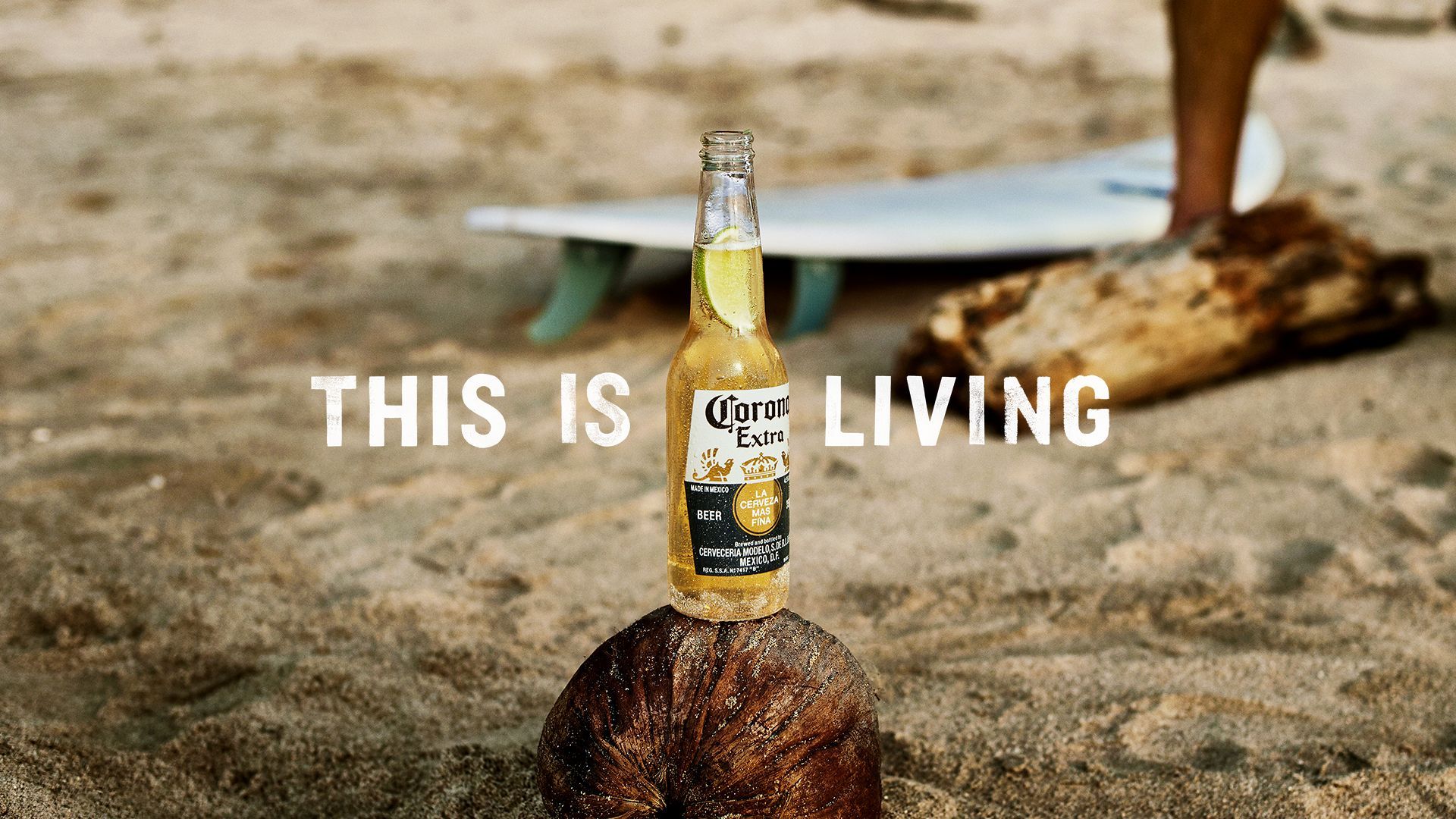 Corona Extra, This Is Living, Bierflasche, Kokosnuss, Sand, Surfbrett, Werbung, 1080p-Hintergrundbild