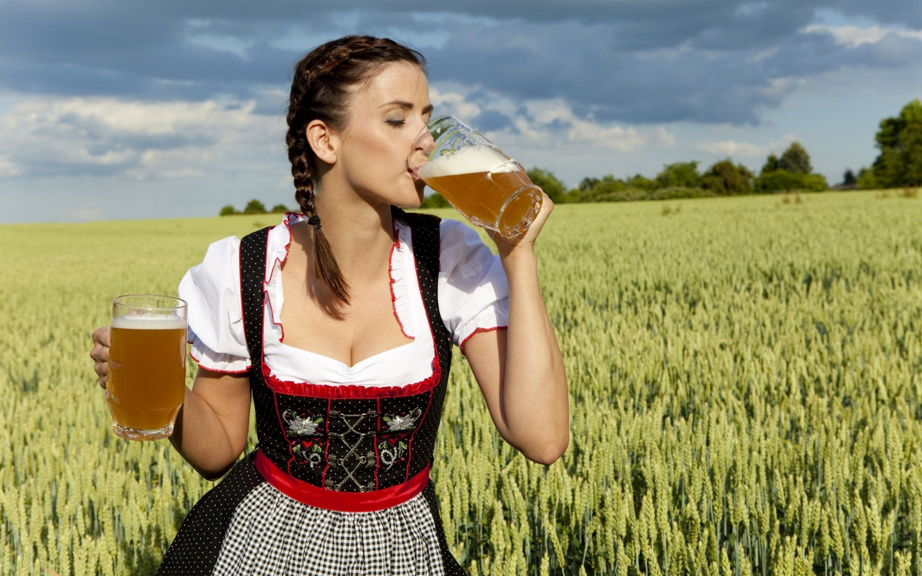 Dirndl, Frau, Maßkrug, Kornfeld, Zöpfe, Bayerisch, Oktoberfest, 2K-Hintergrundbild für PC