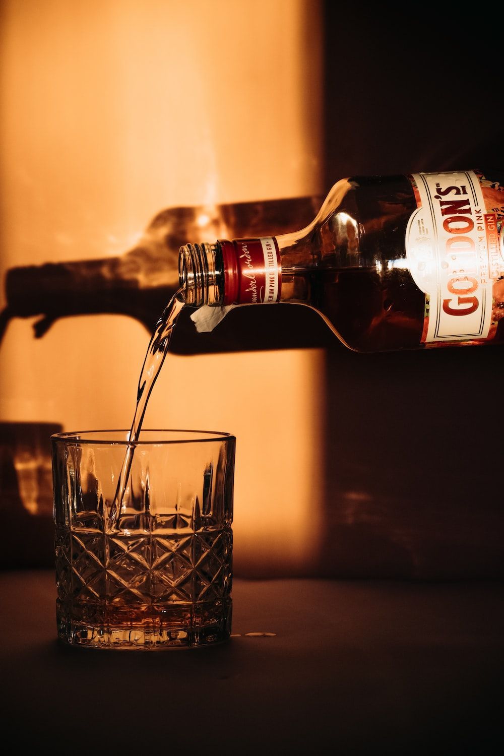 Whisky, Einschenken, Whiskyglas, Flasche, Hochformat, HD, Sperrbildschirm fürs iPhone