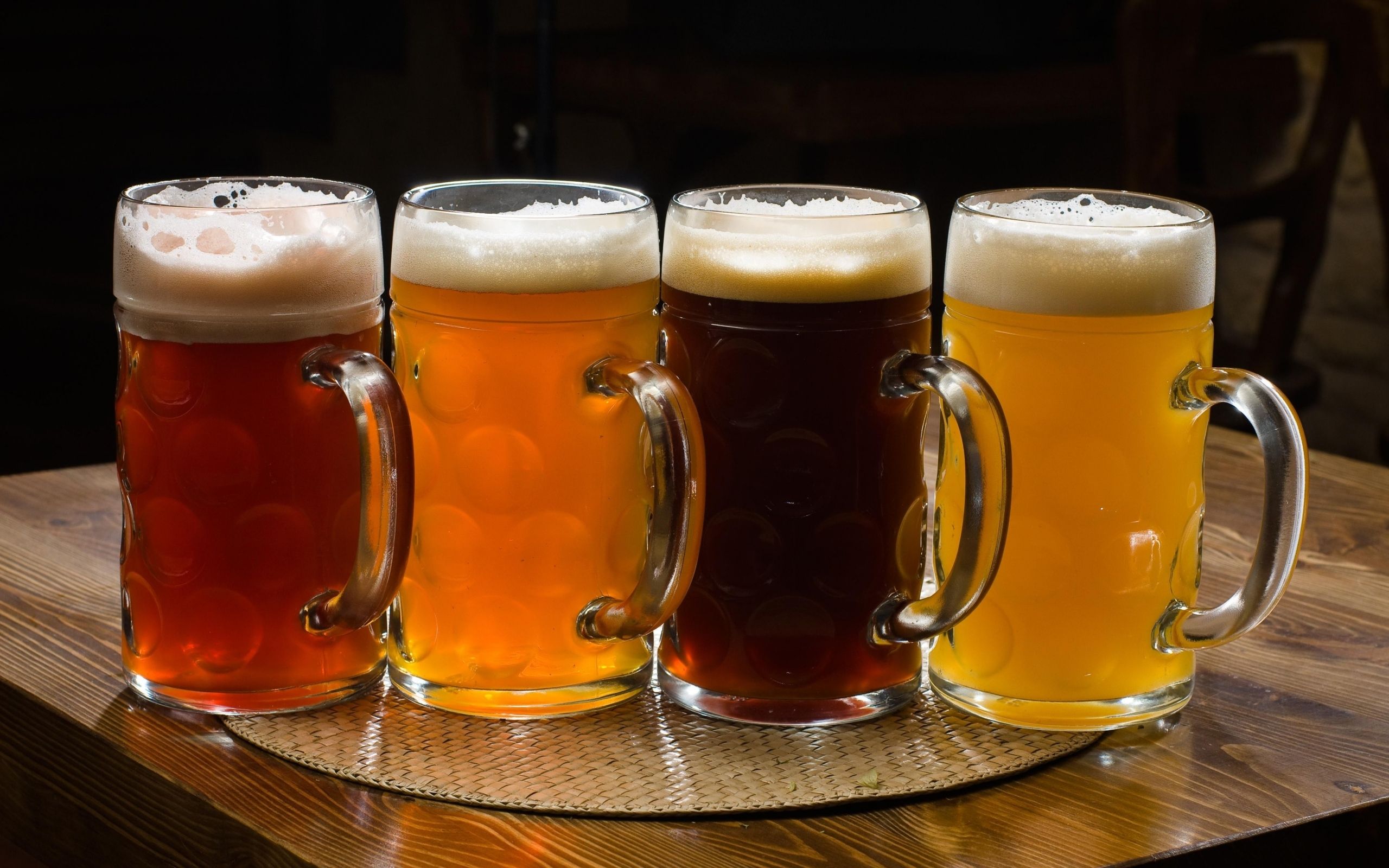 Biersorten, Bierkrüge, Dunkles Bier, Amber, Helles Bier, Holztisch, 2K, MacBook-Hintergrundbild