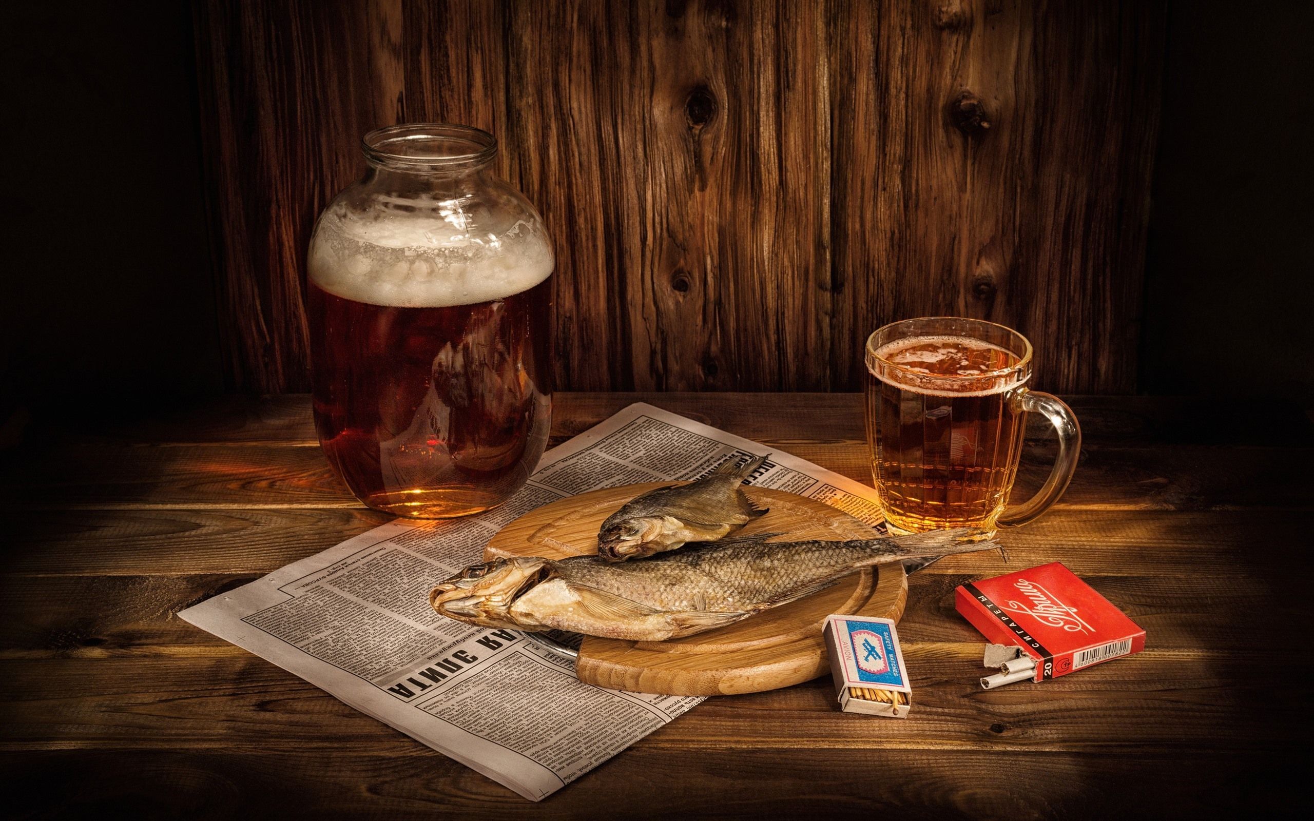 Trockenfisch, Bierkrug, Zeitung, Zigaretten, Holztisch, Rustikal, 2K, Breitbild-Hintergrundbild