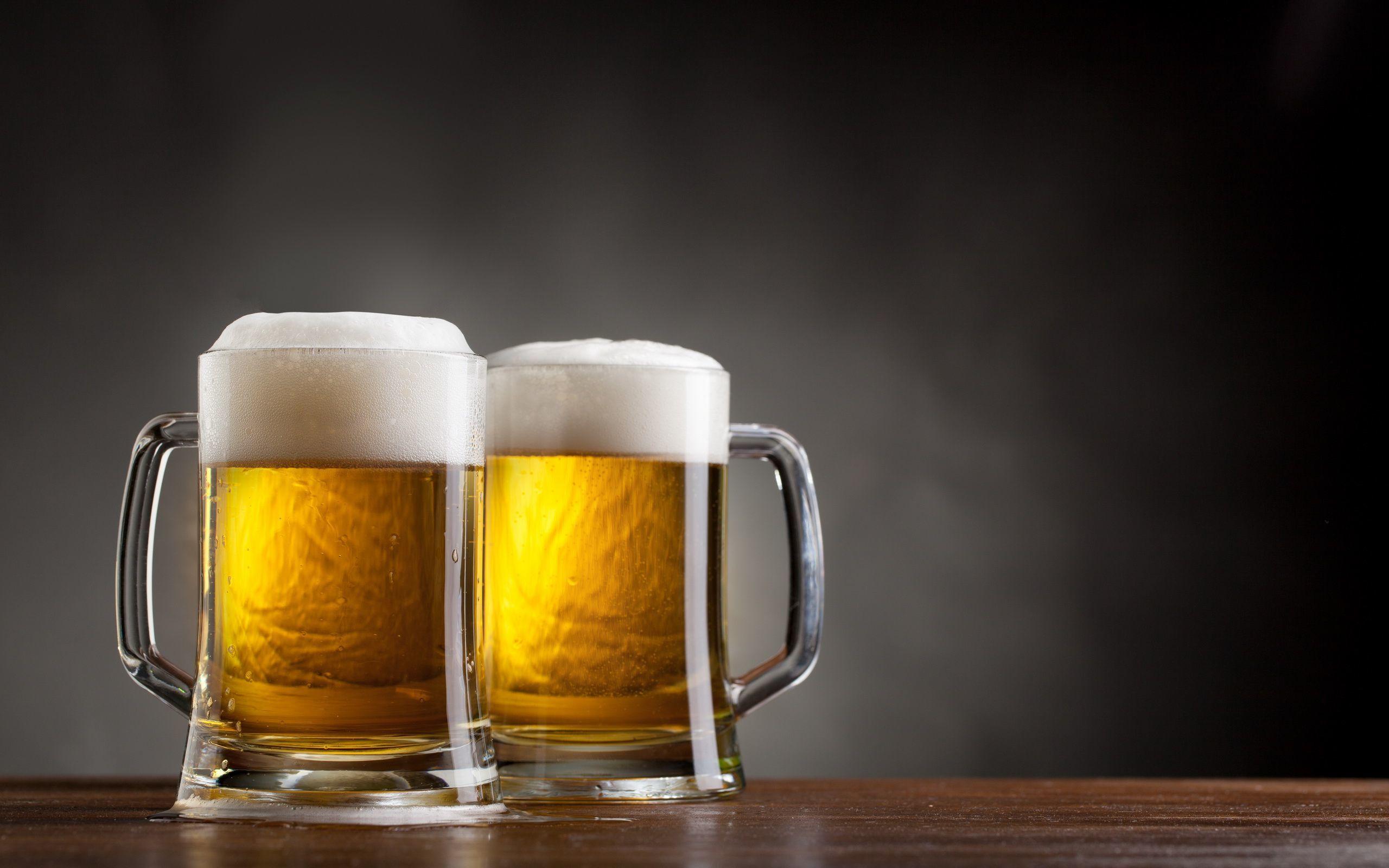Bierkrüge, Paar, Helles Bier, Schaumkrone, Grauer Hintergrund, 2K Wallpaper