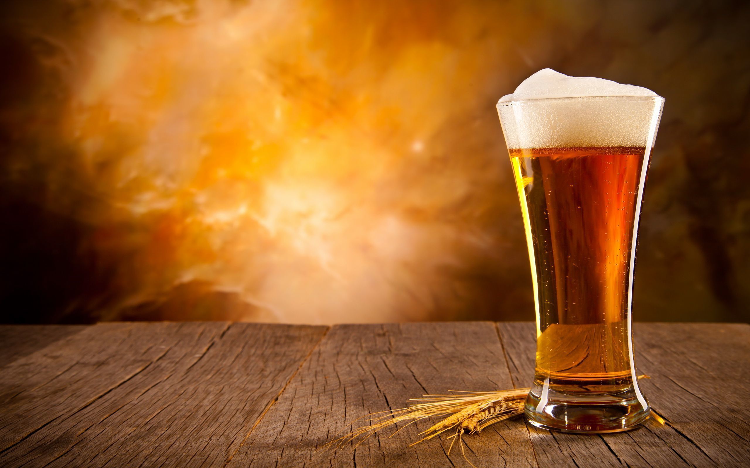 Bierglas, Weizenähre, Holztisch, Orange Hintergrund, Warmes Licht, 2K Wallpaper