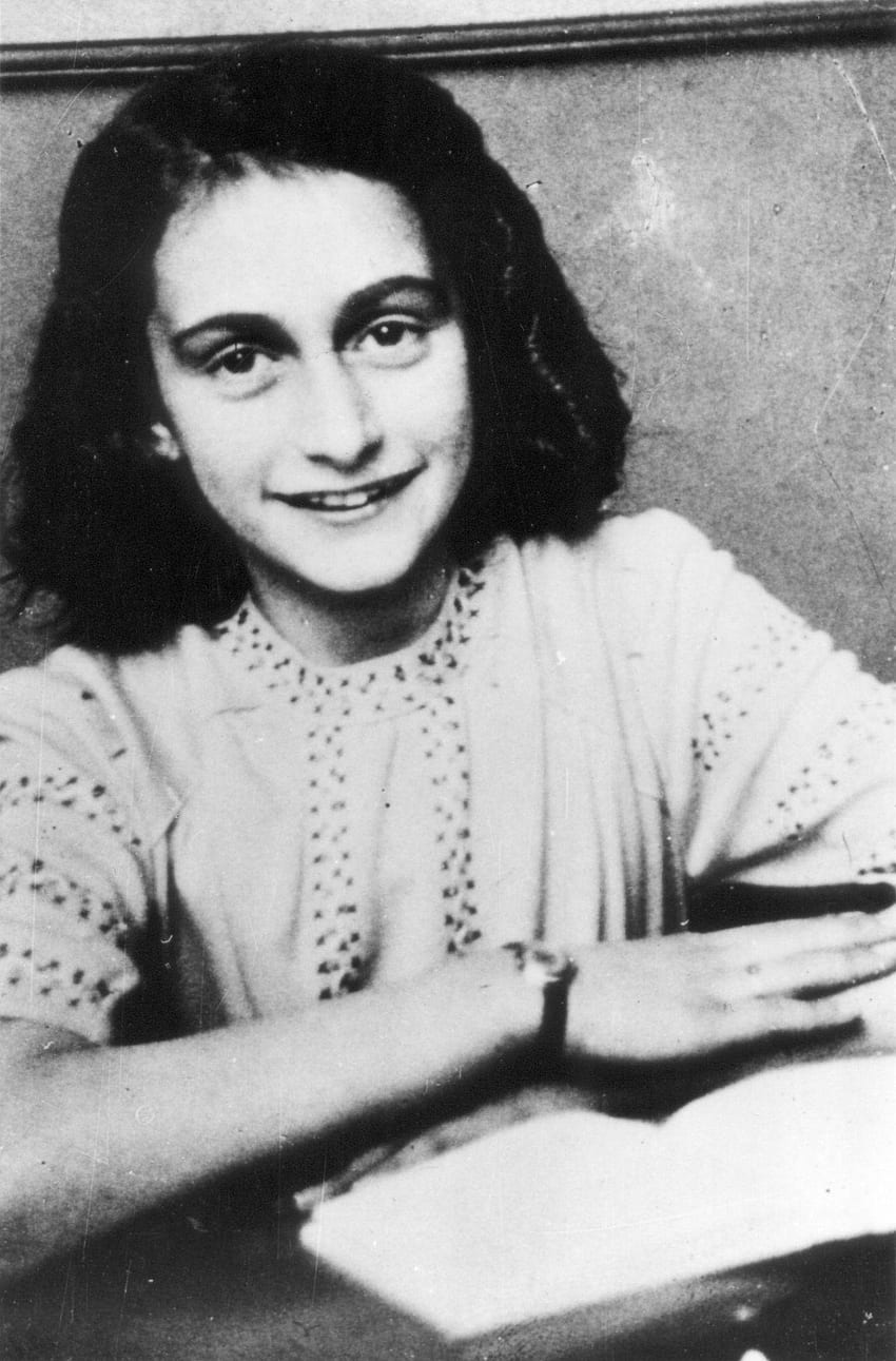 Anne Frank, Schreibtisch, Lächeln, Schwarz-Weiß, HD, Hintergrundbild fürs Handy