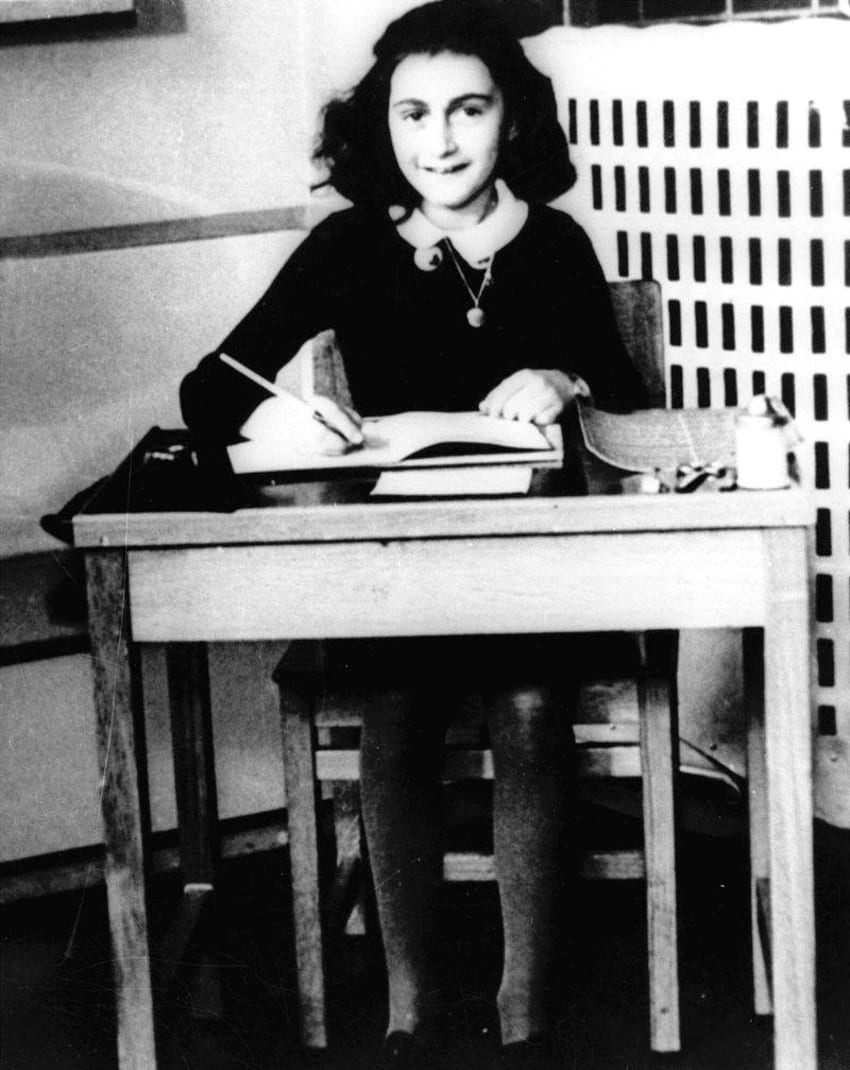 Anne Frank, Schreibtisch, Schreiben, Schwarz-Weiß, Historisches Foto, HD, iPad-Hintergrundbild