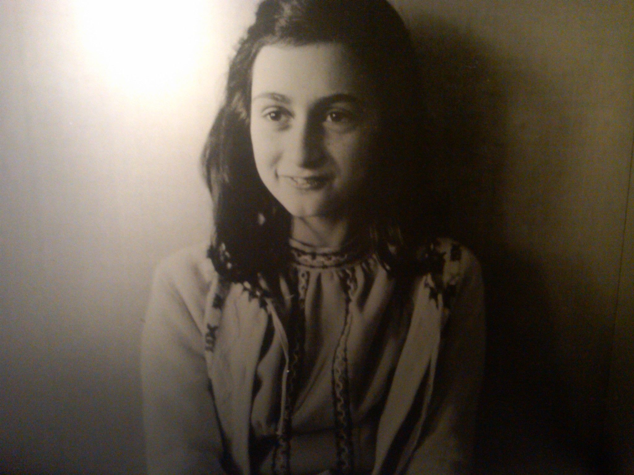 Anne Frank, Projektion, Porträt, Sepia, Lichtschein, Full HD, iPad-Hintergrundbild