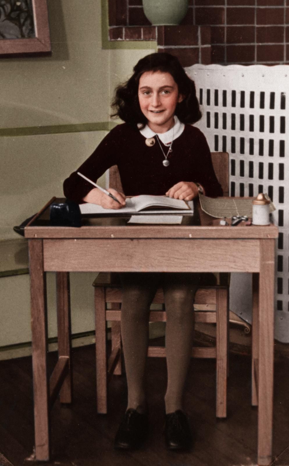 Anne Frank, Schreibtisch, Schreiben, Koloriert, Hochformat, Hintergrundbild fürs Smartphone