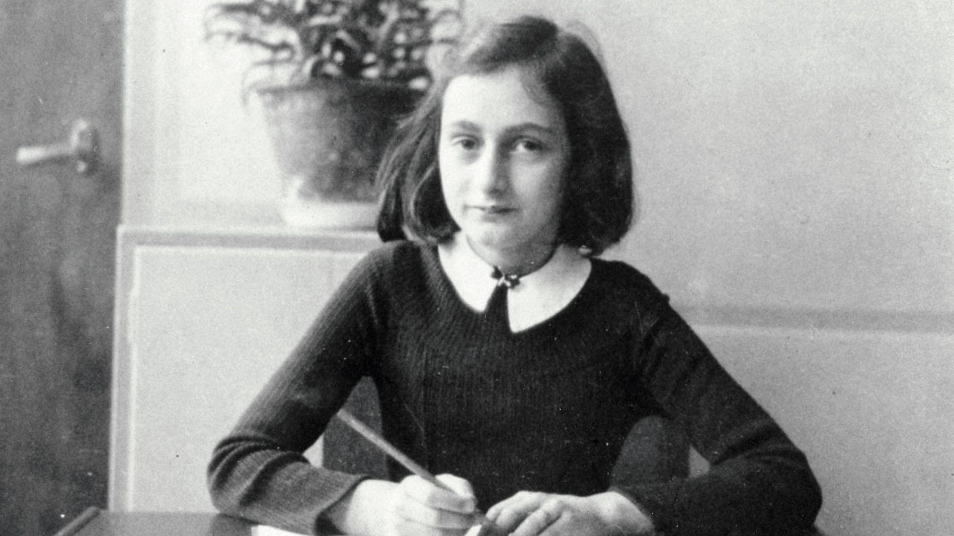 Anne Frank, Schreibtisch, Schreiben, Weißer Kragen, Schwarz-Weiß, Full HD, Laptop-Hintergrundbild