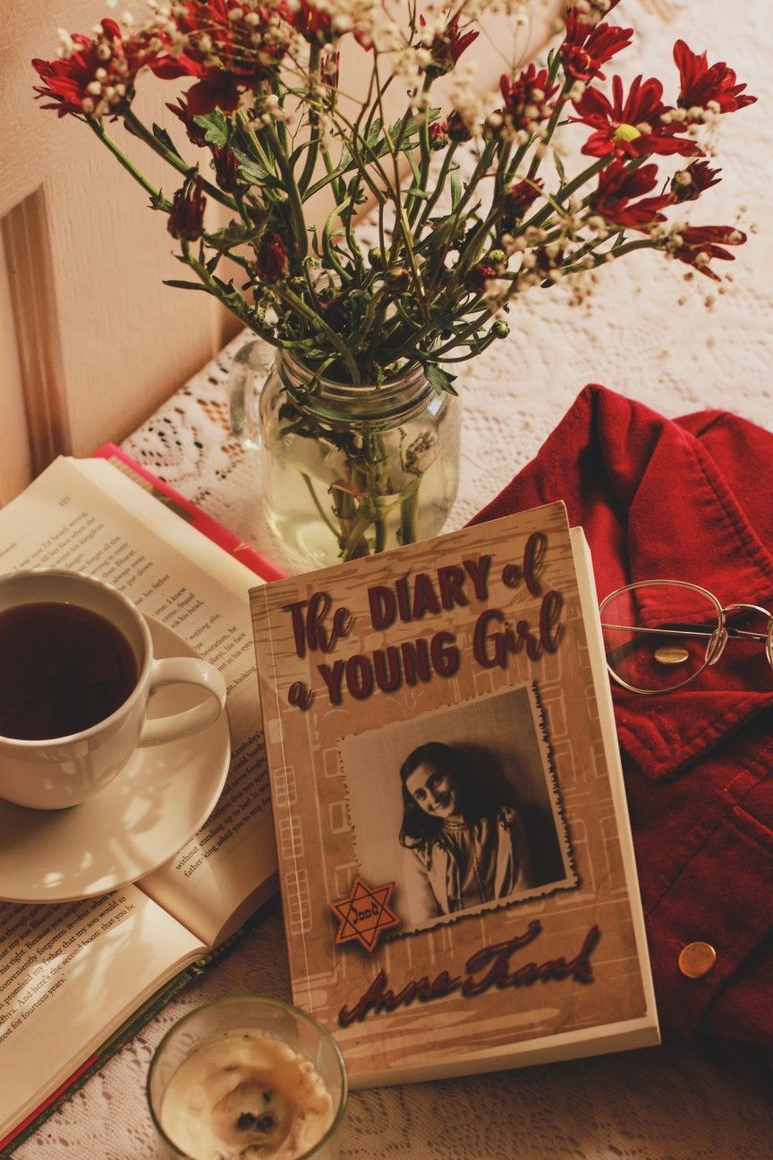 Das Tagebuch der Anne Frank, The Diary of a Young Girl, Anne Frank, Buch, Blumen, Kaffee, Hochformat-Hintergrundbild