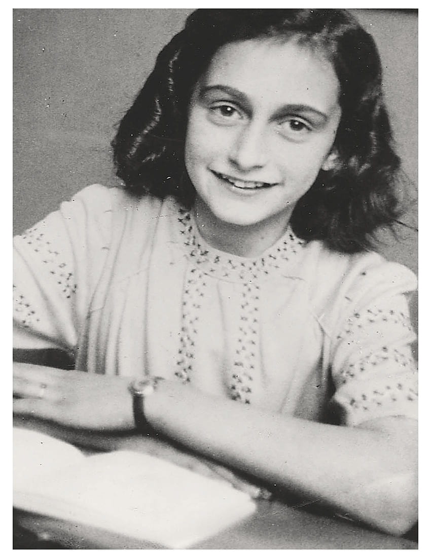 Anne Frank, Schreibtisch, Lächeln, Schwarz-Weiß, HD, Hintergrundbild fürs Tablet