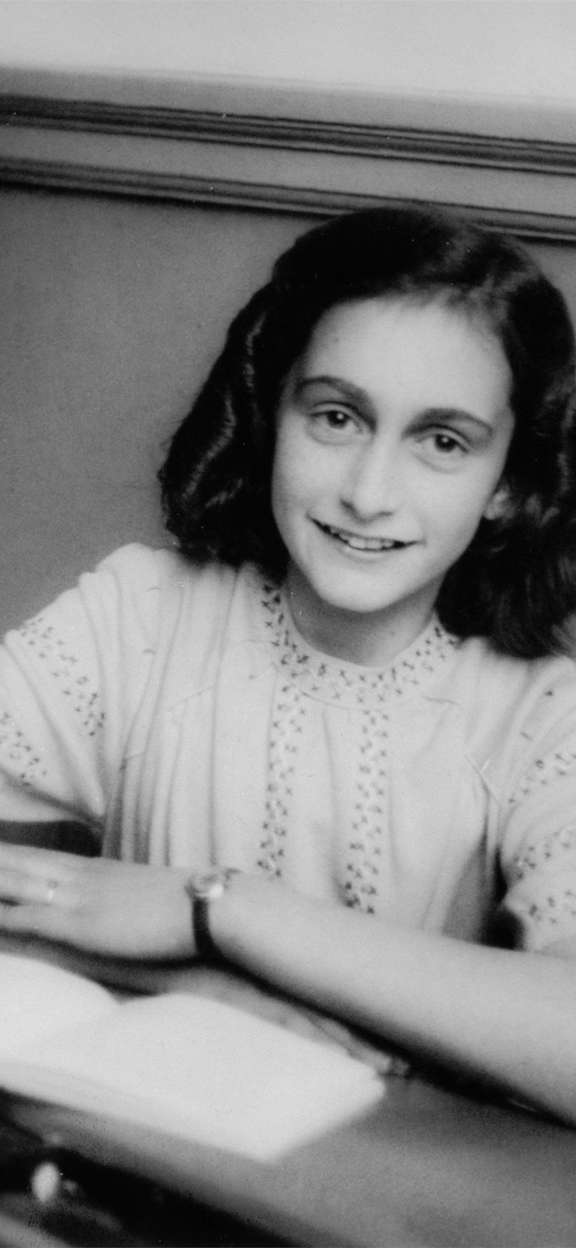 Anne Frank, Lächeln, Schreibtisch, Schwarz-Weiß, Full HD, Sperrbildschirm fürs iPhone