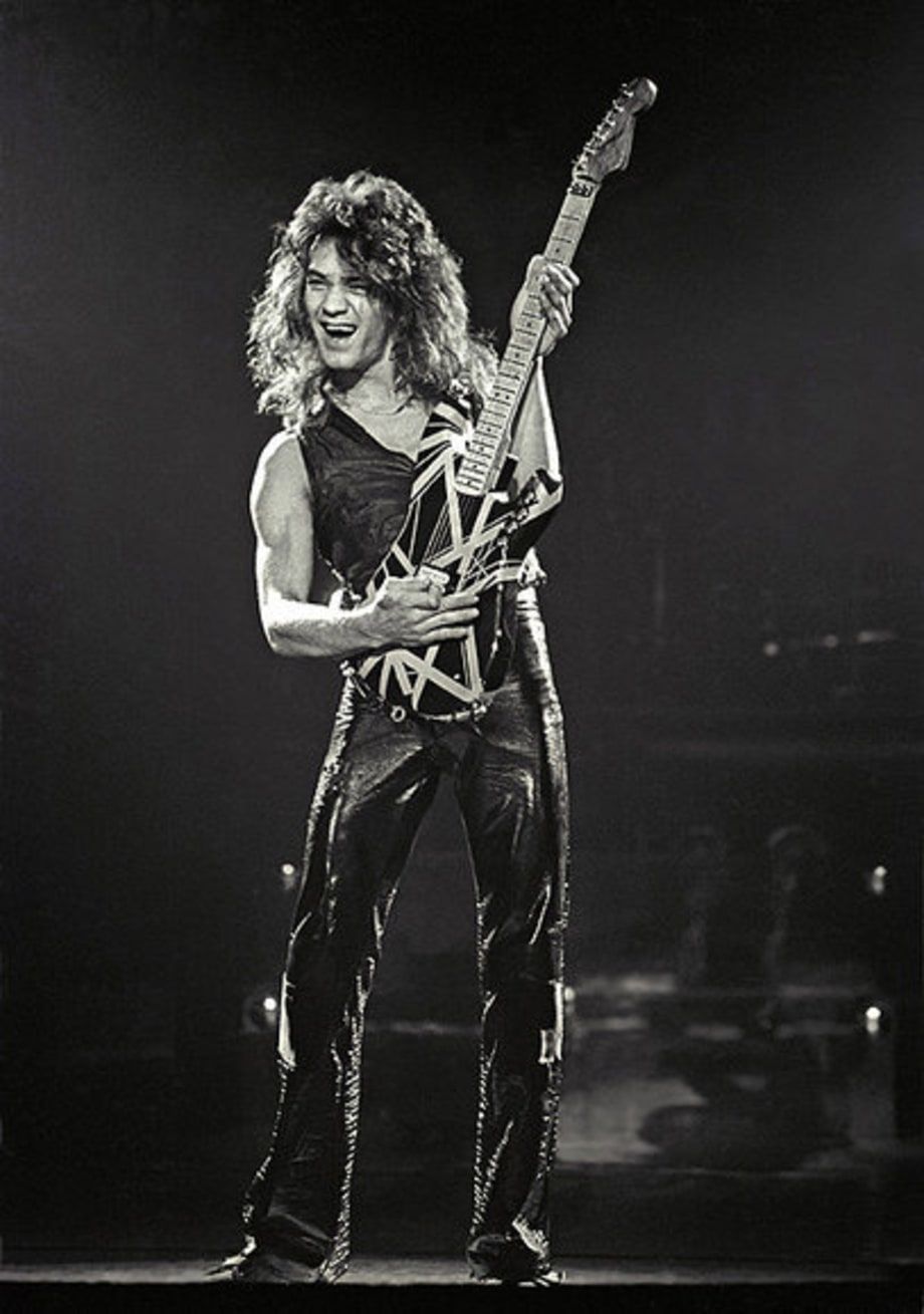 Eddie Van Halen, Schwarz-Weiß, Bühne, E-Gitarre, Rockmusik, HD, iPad-Hintergrundbild