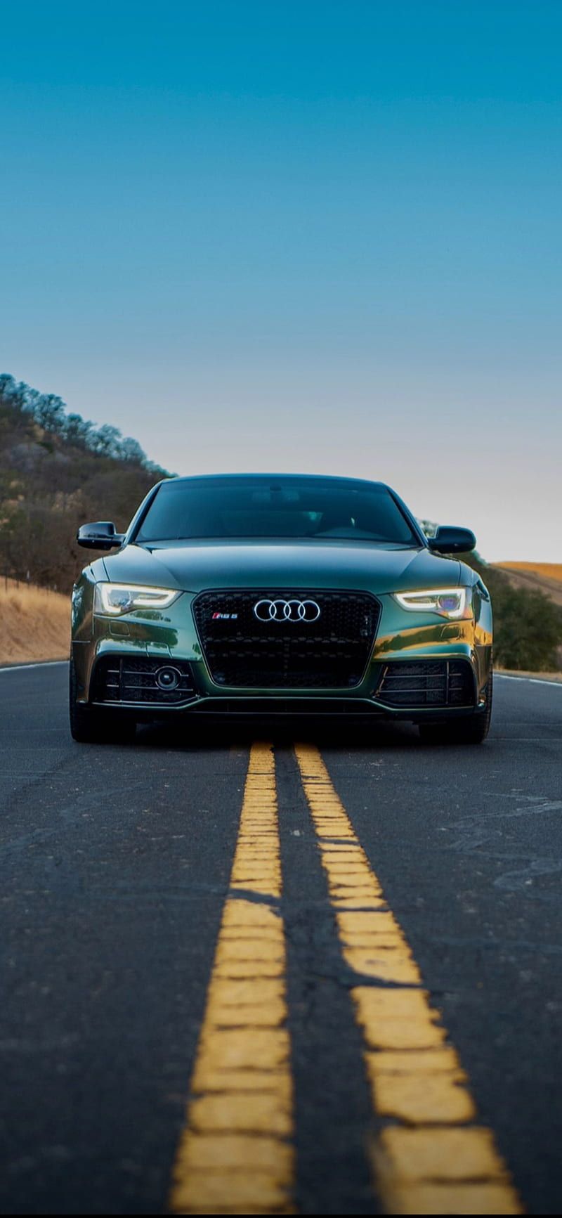 Audi A5, Landstraße, Fahrbahnmarkierung, Blauer Himmel, Frontansicht, HD, iPhone-Hintergrundbild