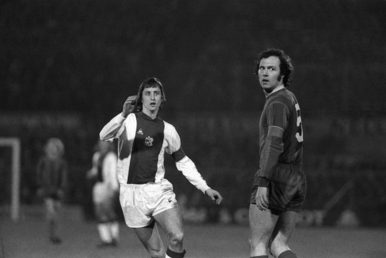 Johan Cruyff, Ajax Amsterdam, Franz Beckenbauer, FC Bayern München, Schwarz-Weiß, HD-Hintergrundbild