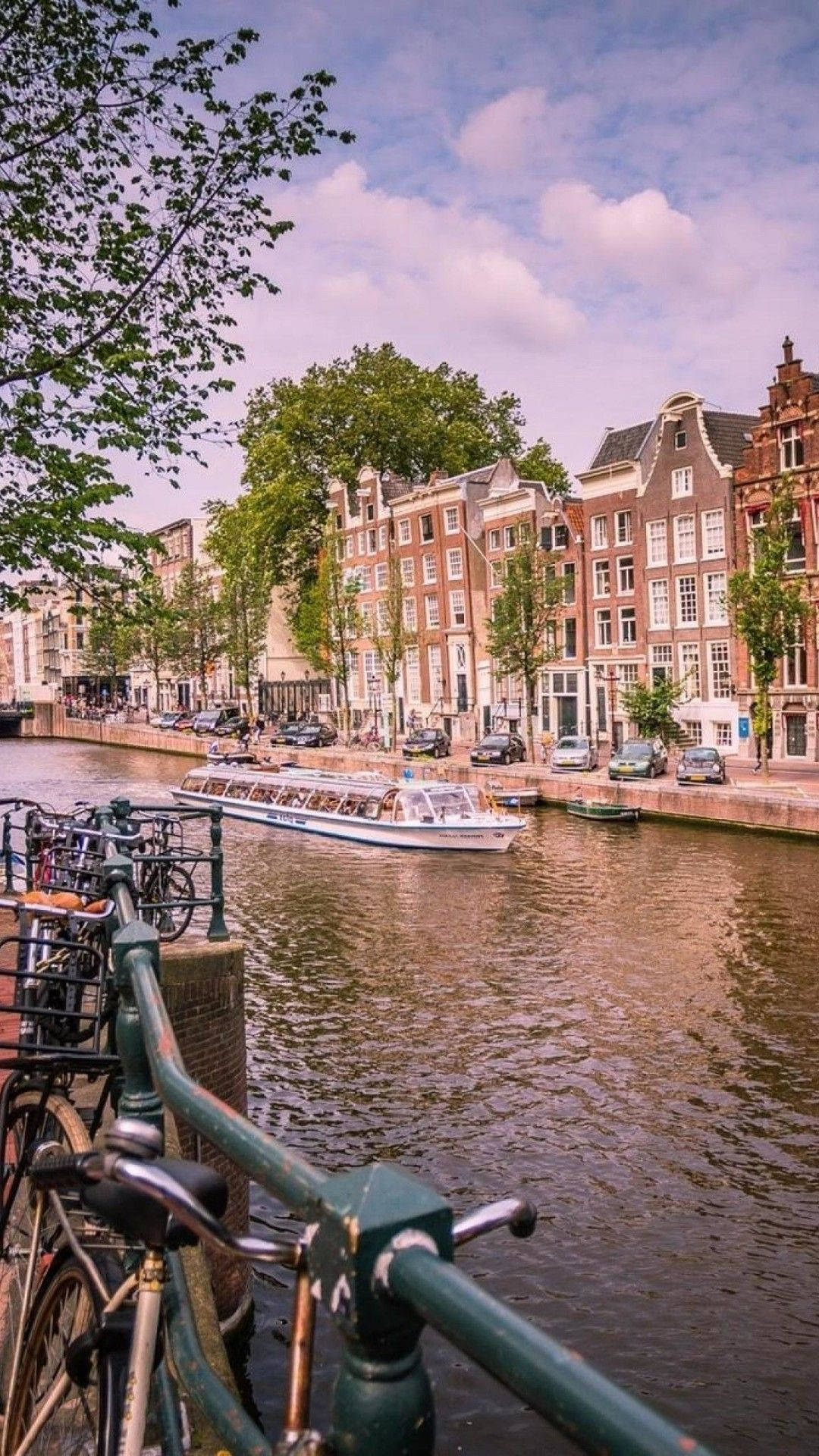Amsterdam, Gracht, Fahrräder, Rosa Himmel, Grachtenhäuser, Hintergrundbild fürs Handy