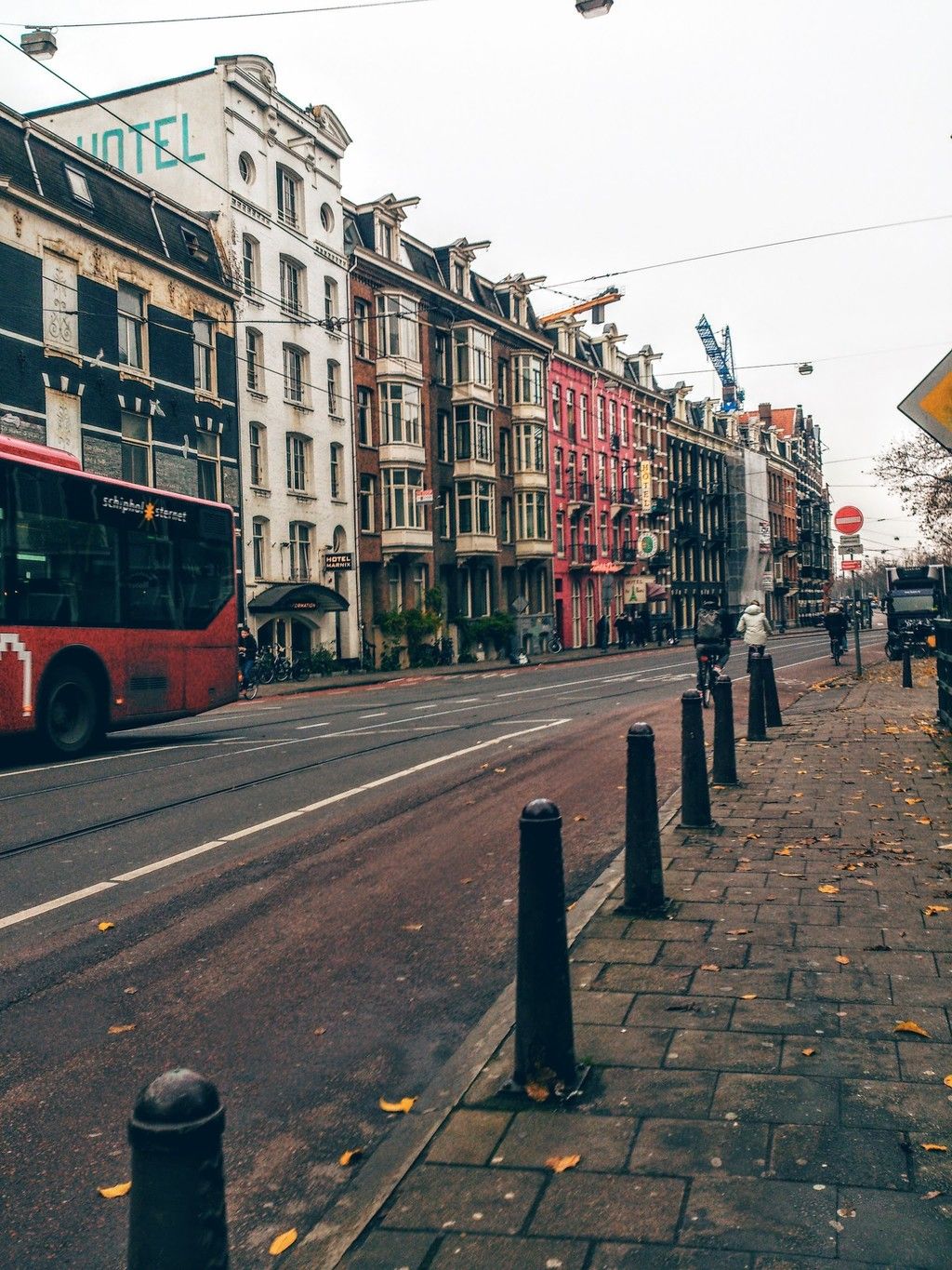 Amsterdam, Straße, Altbauten, Poller, Bewölkt, HD, iPad-Hintergrundbild