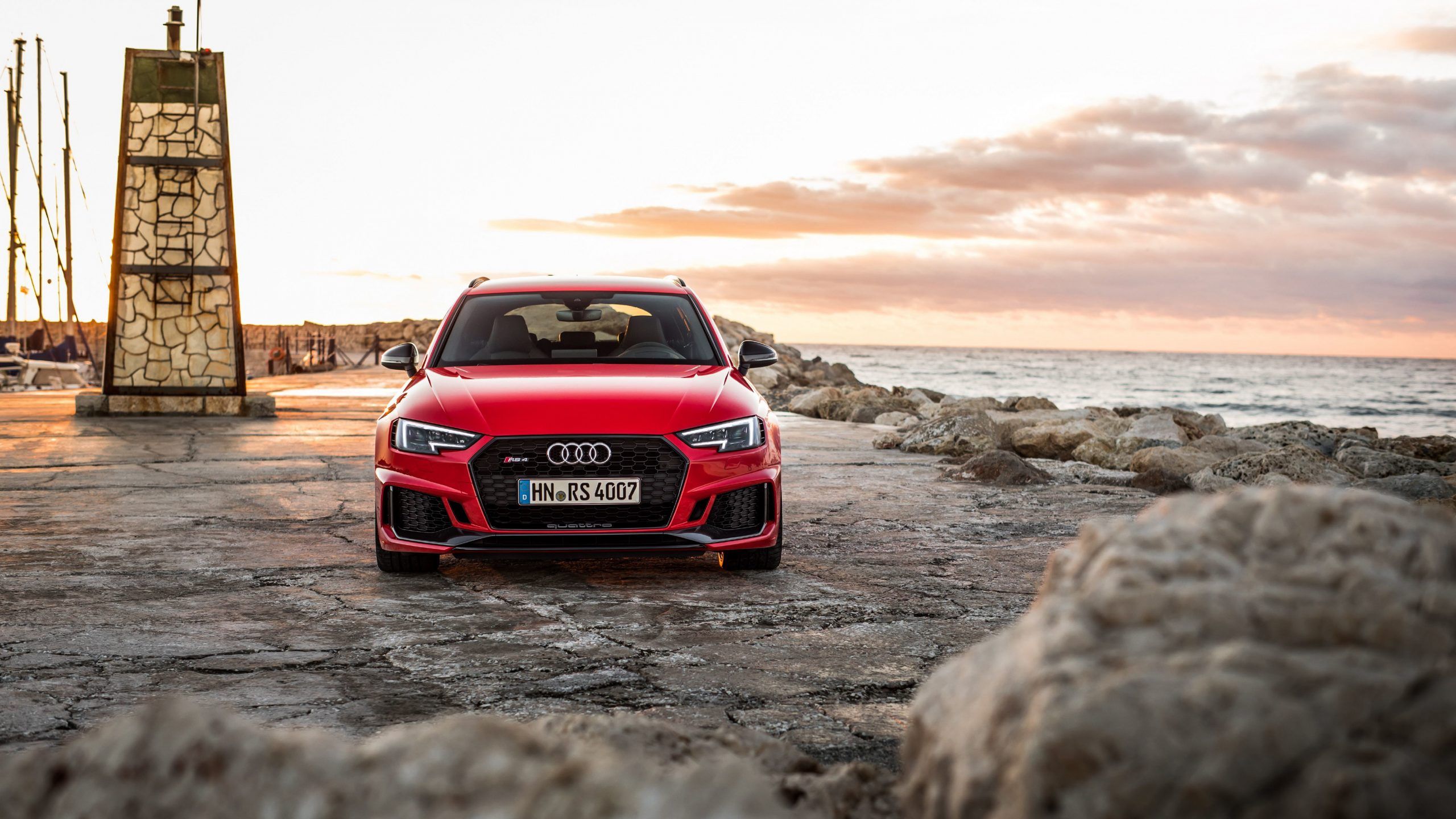 Audi RS4 Avant, Rot, Strand, Felsen, Sonnenuntergang, 2560x1440, 2K-Hintergrundbild für PC