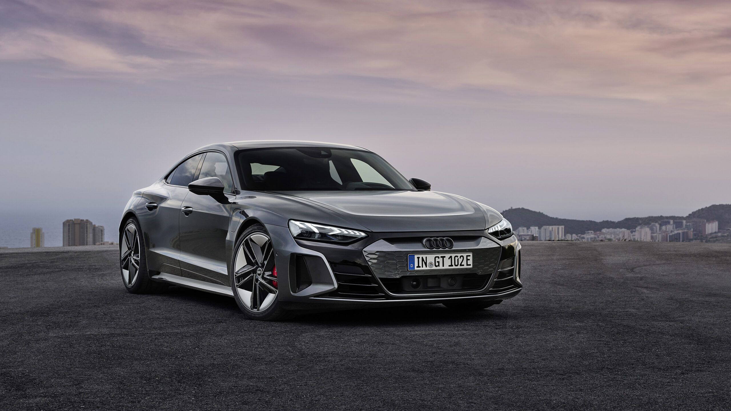 Audi e-tron GT, Elektroauto, Grau, Stadtsilhouette, Bewölkter Himmel, 2K, Windows-Hintergrundbild