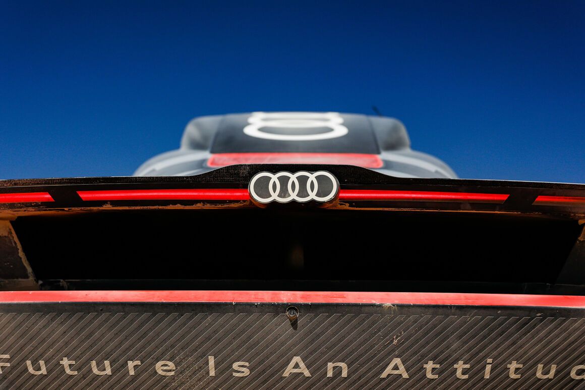 Audi-Logo, Heckleuchten, Schriftzug, Blauer Himmel, Heckansicht, Hintergrundbild