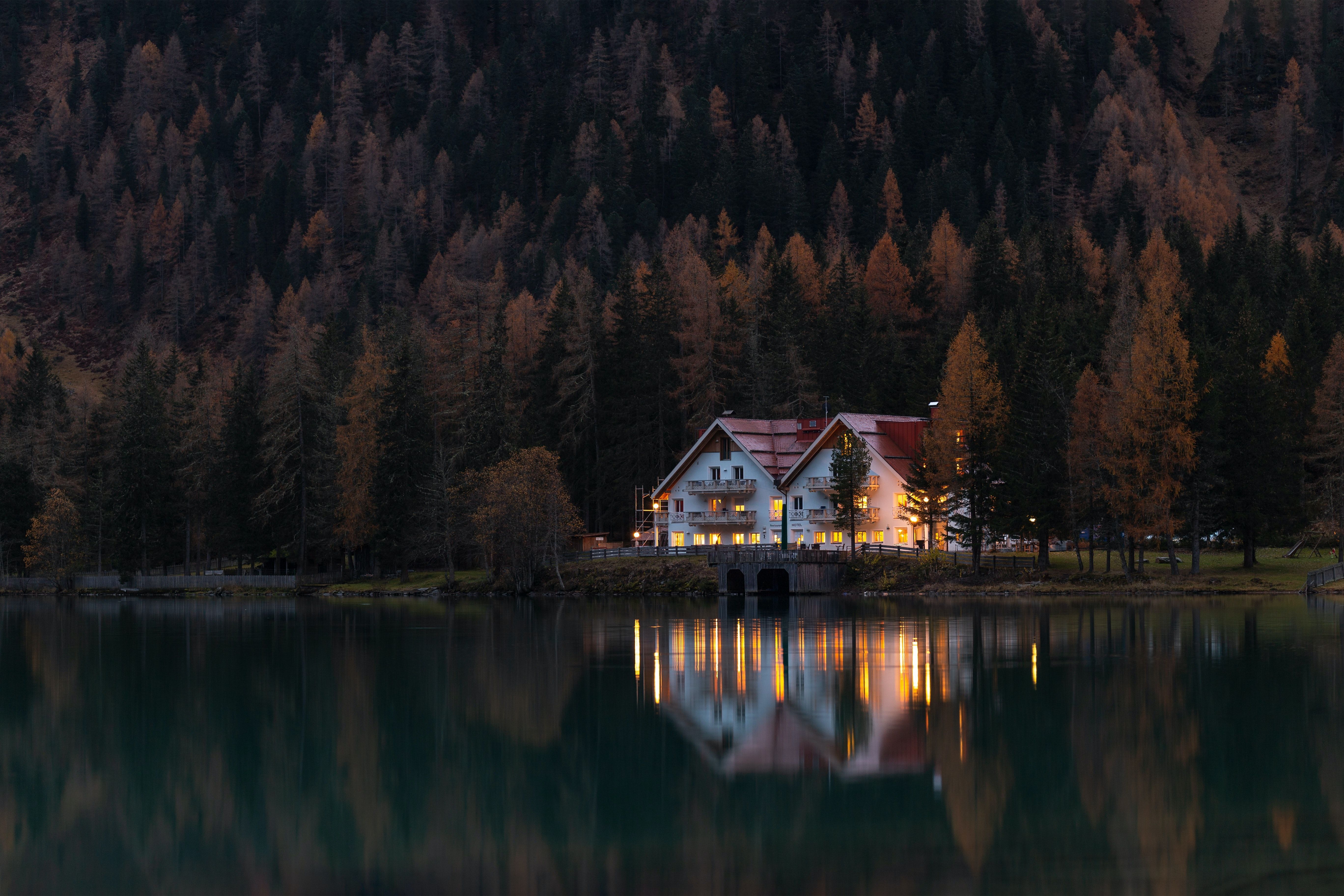 Haus am See, Herbstwald, Abend, Beleuchtete Fenster, Spiegelung, 5K, Windows-Hintergrundbild