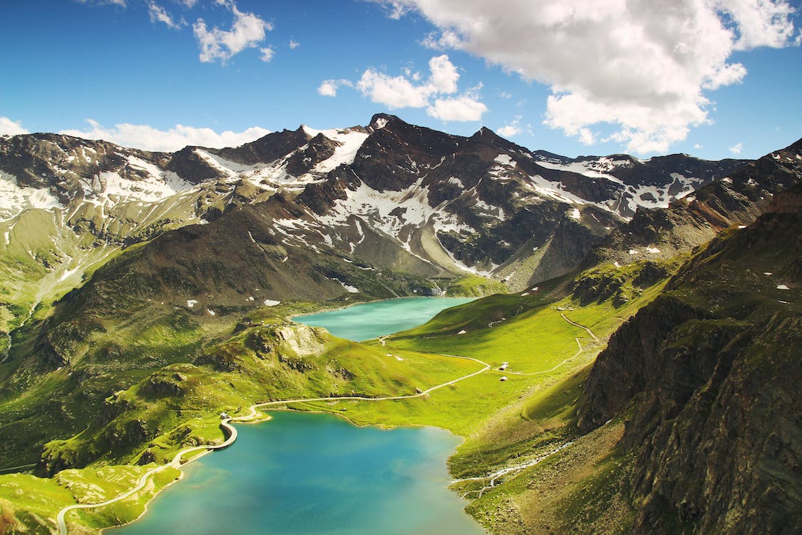 Bergsee, Alpen, Grünes Tal, Schneeberge, Sommer, Hintergrund