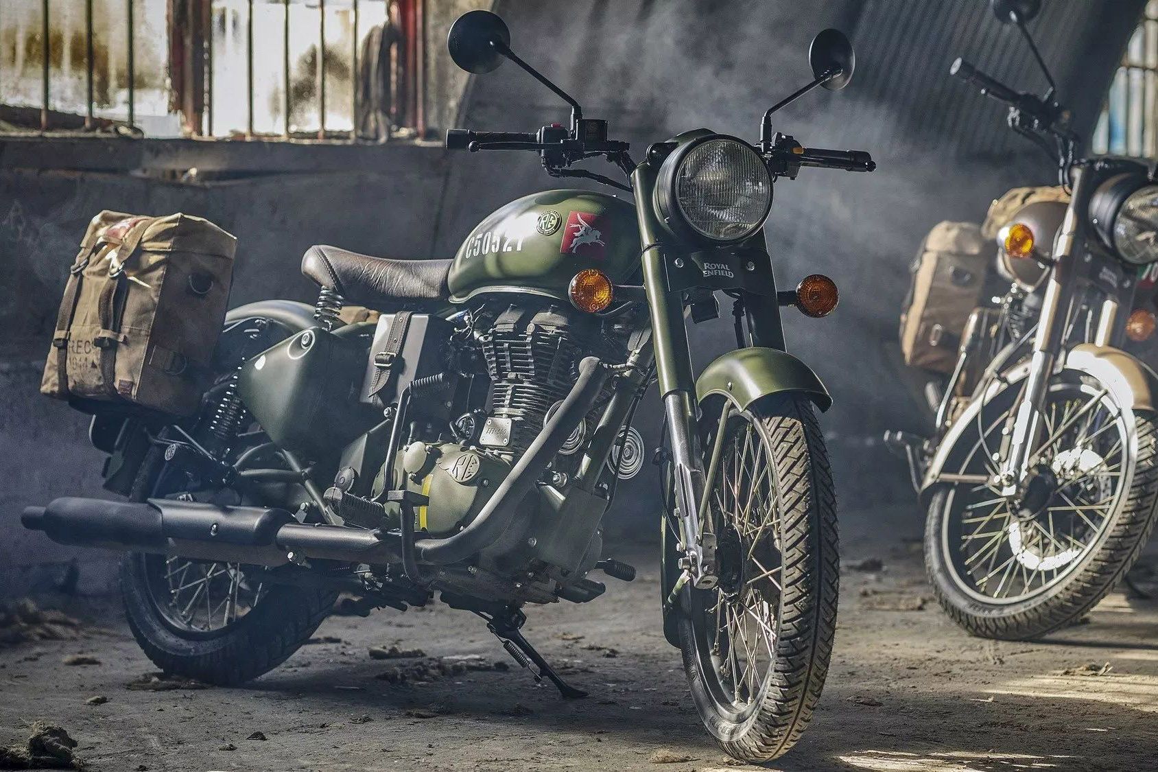Motorräder, Retro-Motorrad, Klassiker, Satteltaschen, Garage, Vintage, HD-Hintergrundbild für PC