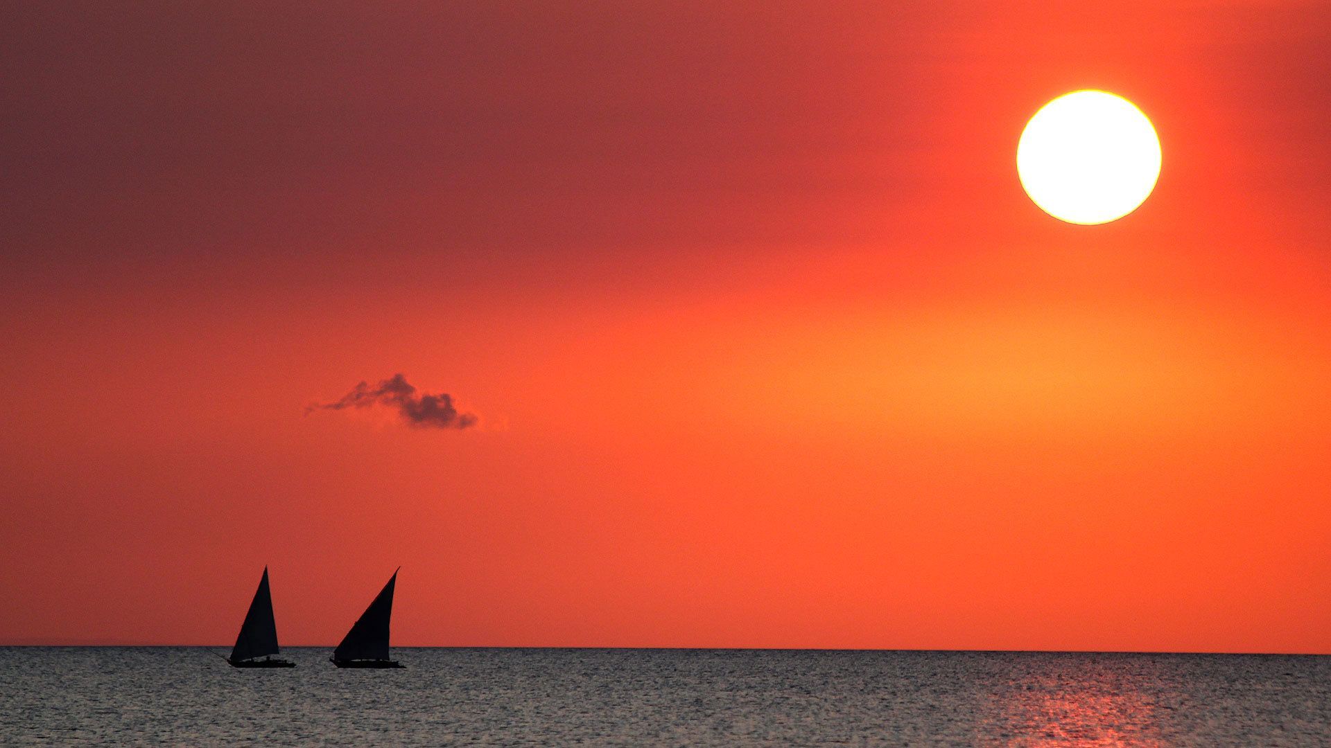 Sonnenuntergang, Meer, Segelboote, Roter Himmel, Sonne, Minimalismus, 1920x1080, Desktop-Hintergrund